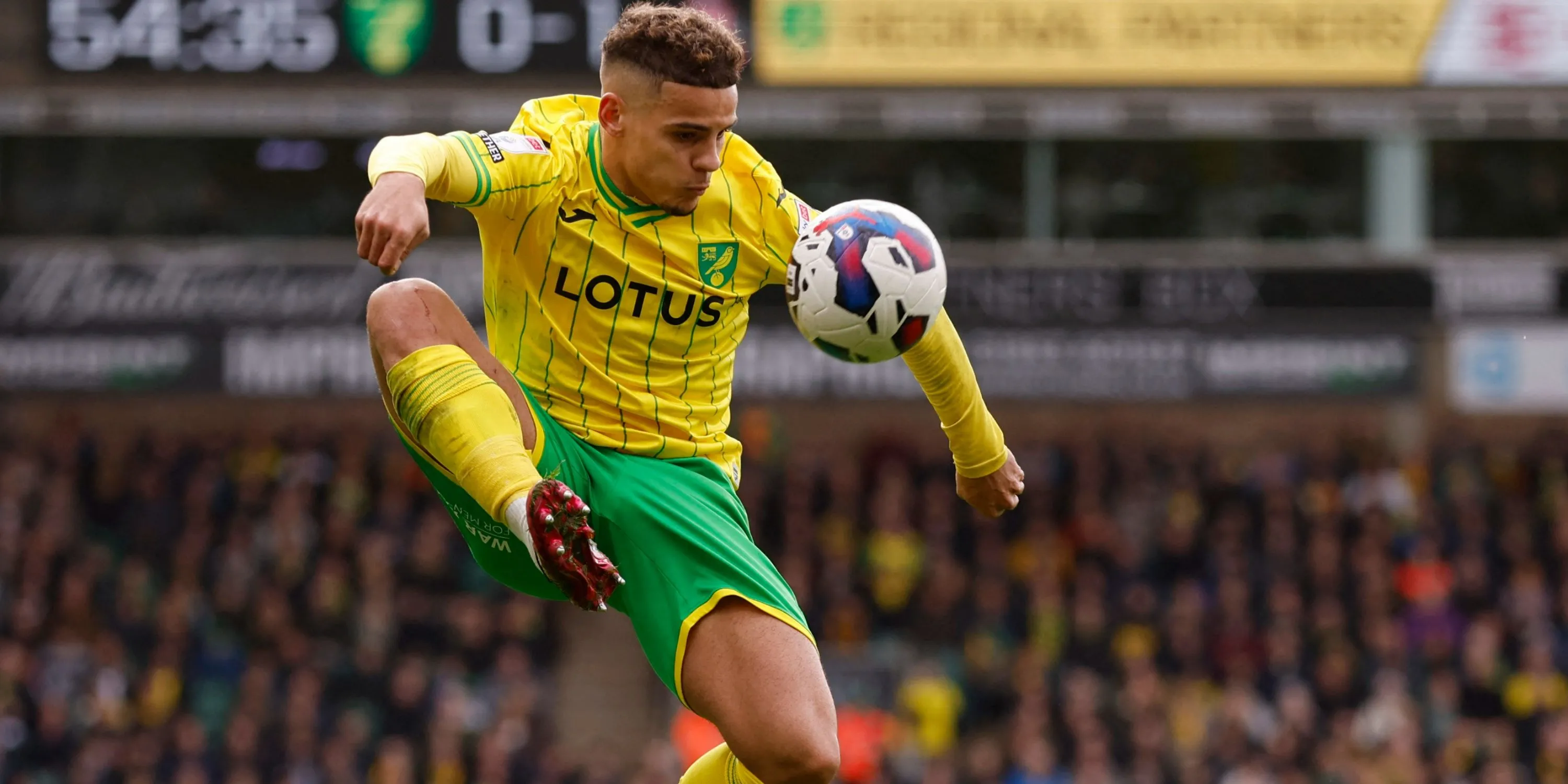 Max Aarons trong màu áo Norwich City, sở trường hậu vệ phải