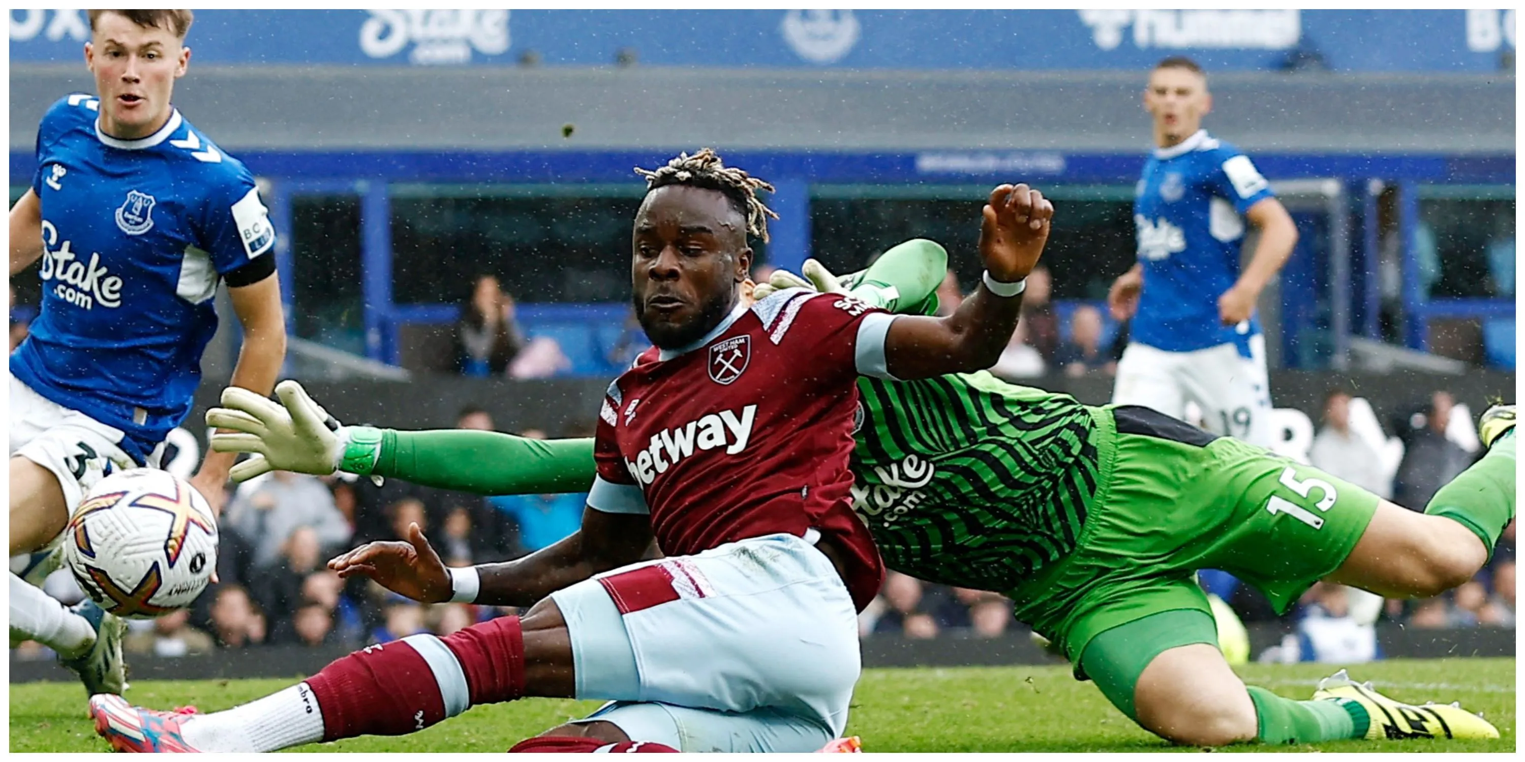 Maxwel Cornet của West Ham trên sân