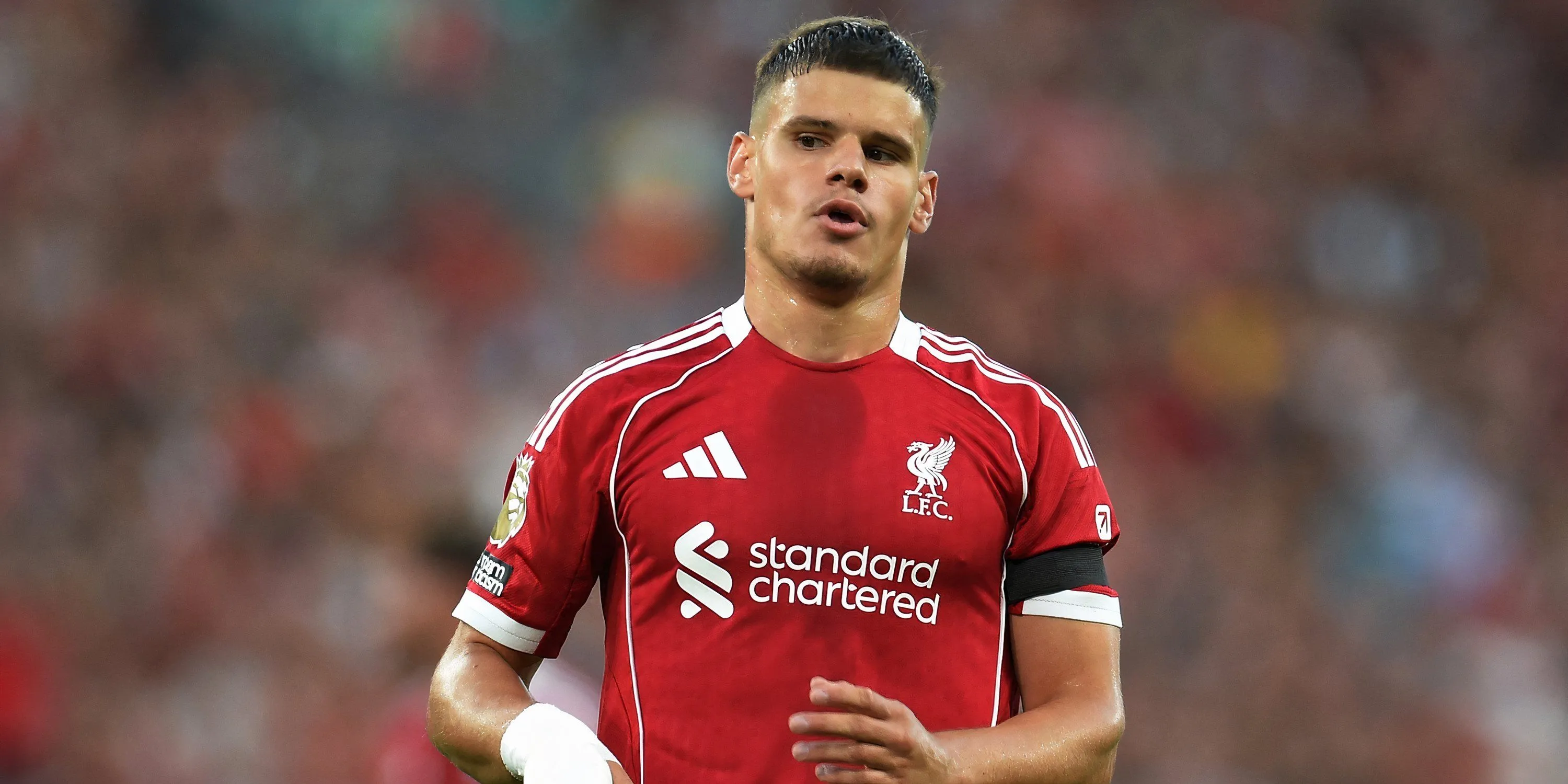 Milos Kerkez thi đấu trong màu áo Liverpool trước Bournemouth
