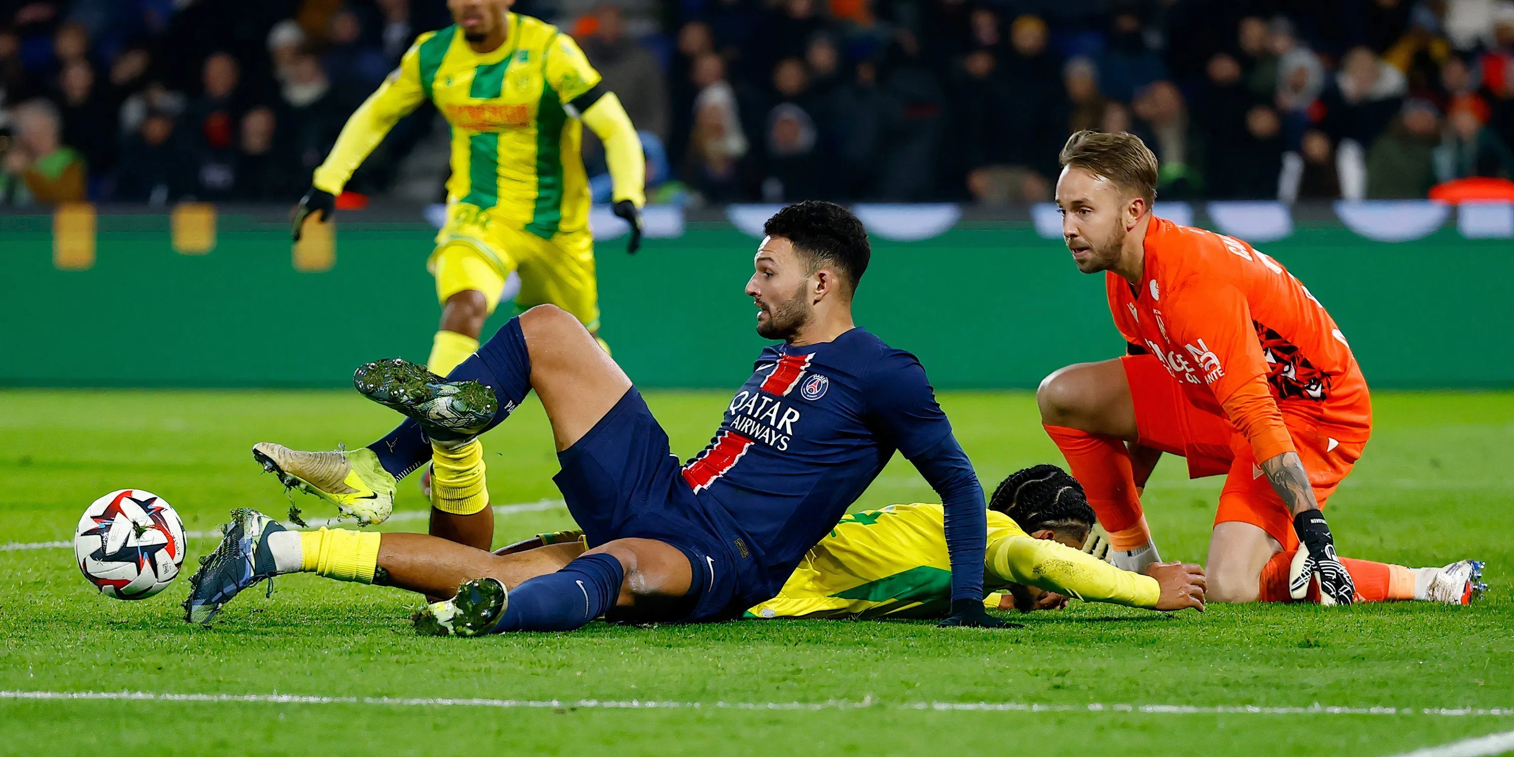 Nathan Zeze trên sân trong màu áo Nantes, cầu thủ được Liverpool săn đón