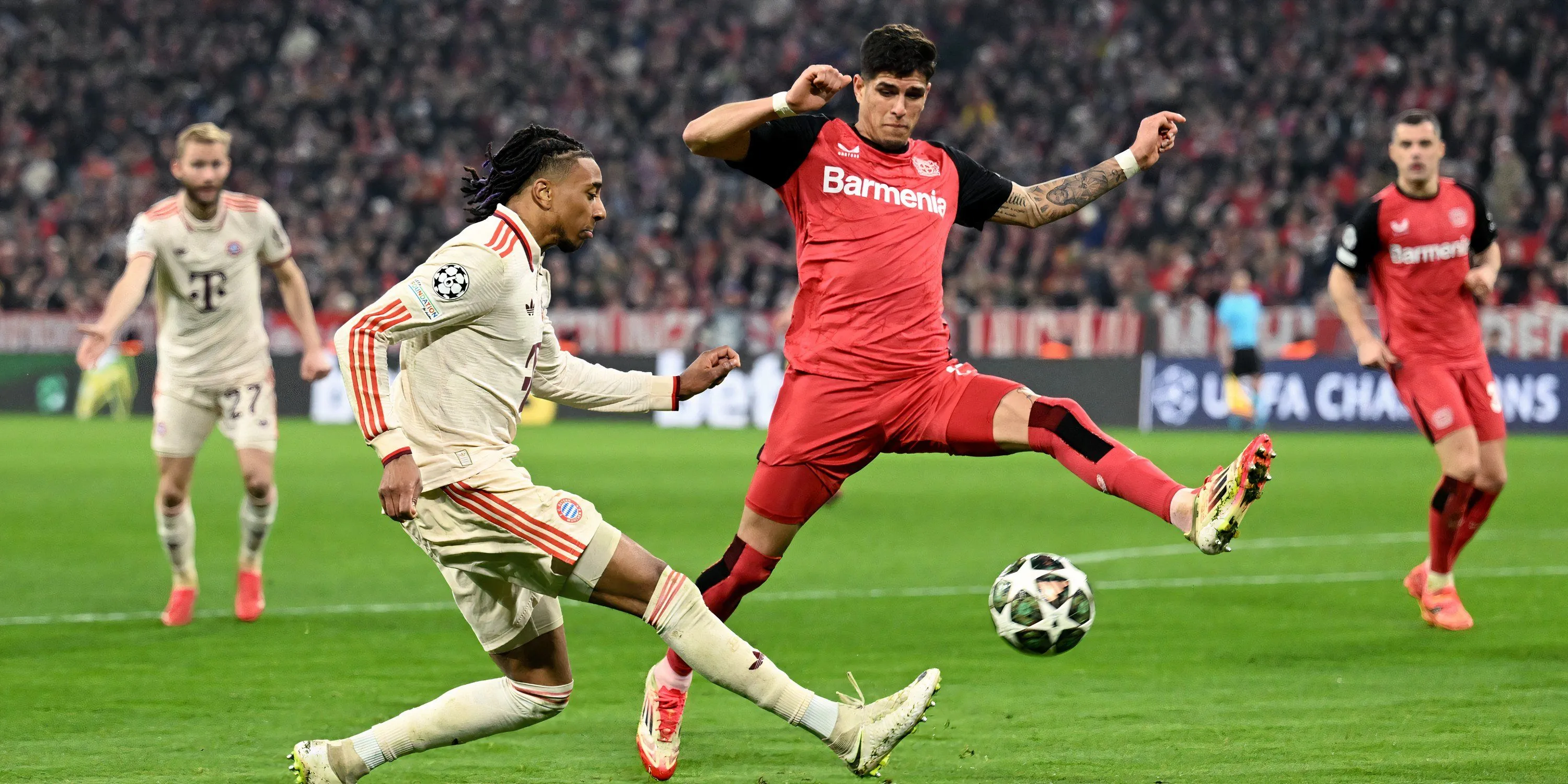Piero Hincapié trong màu áo Bayer Leverkusen đang theo kèm đối phương