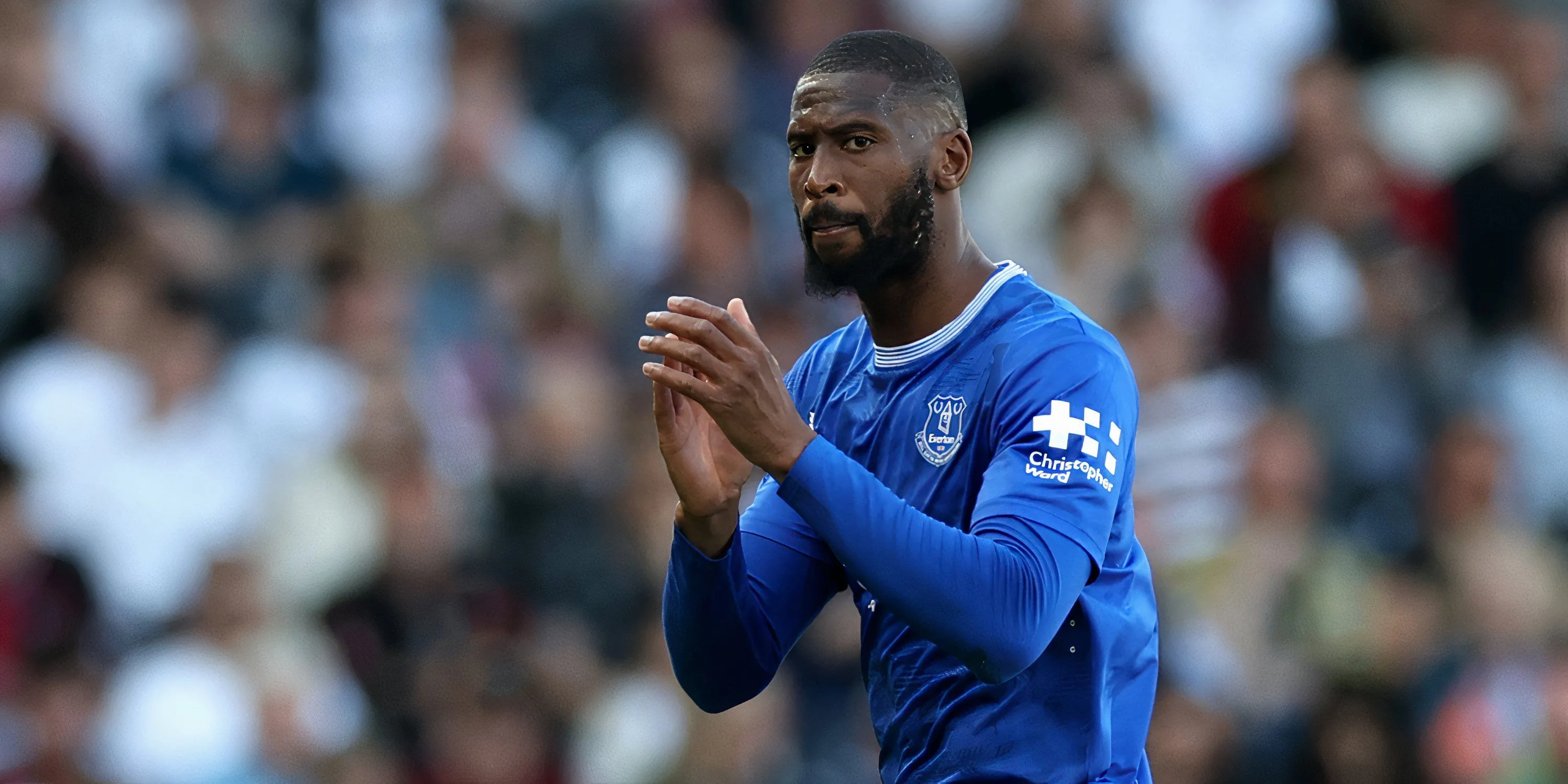 Tiền đạo Beto của Everton trên sân