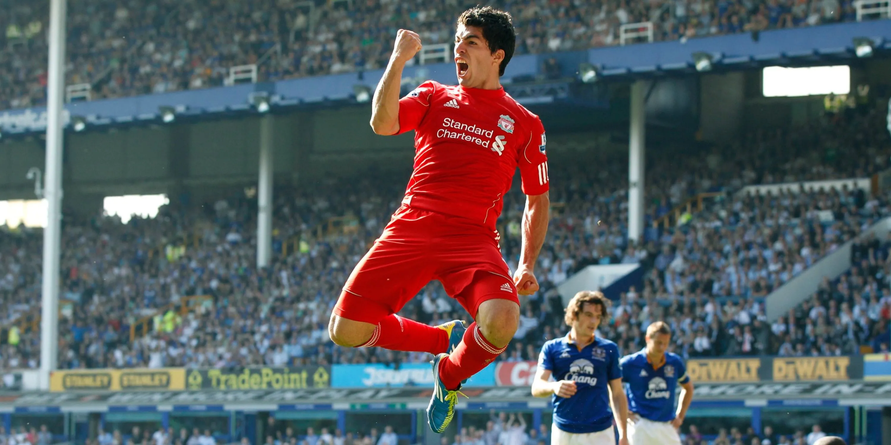 Tiền đạo Luis Suarez ăn mừng bàn thắng, biểu tượng của Liverpool trước kỷ nguyên Klopp
