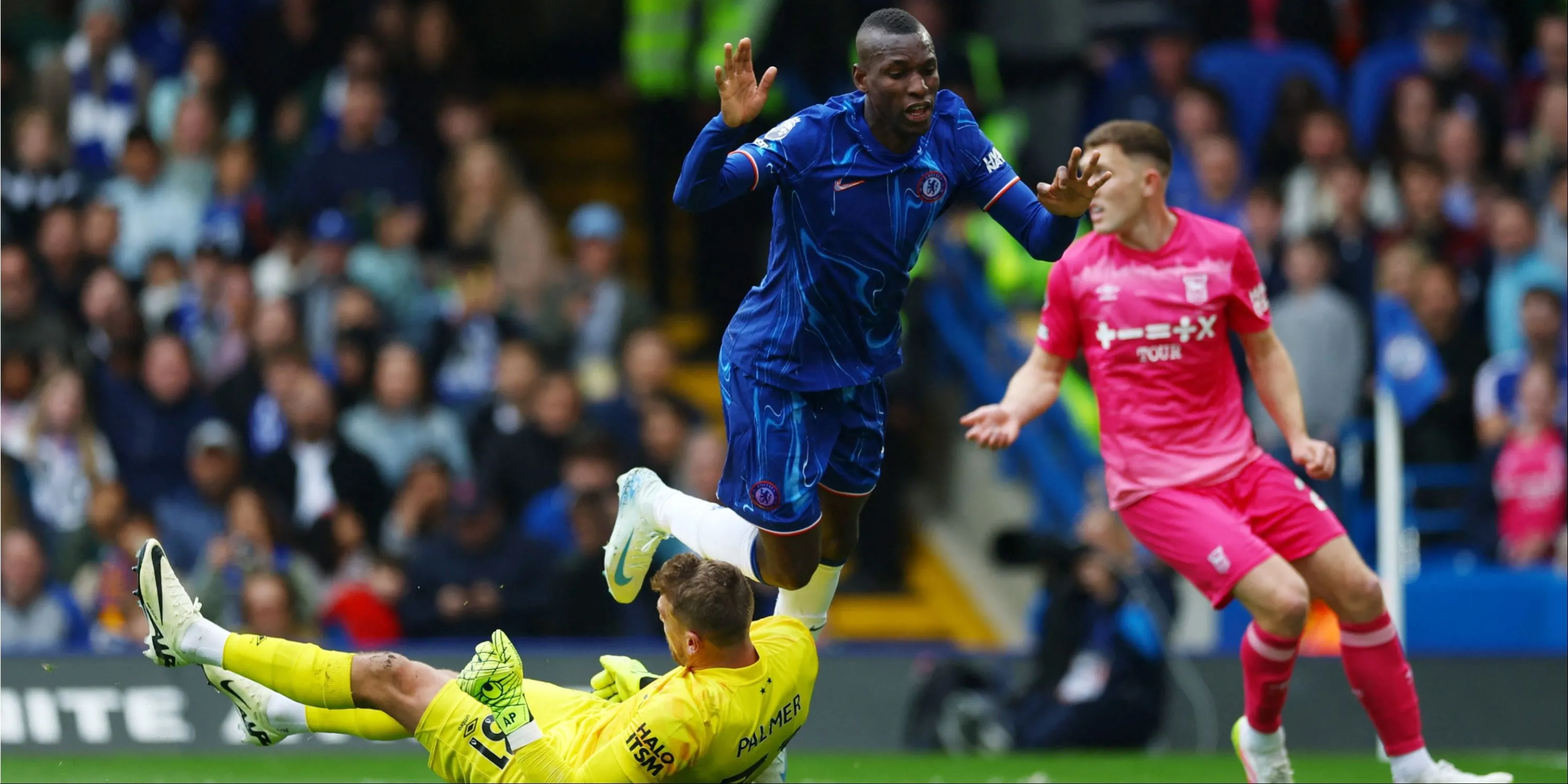 Tiền đạo Nicolas Jackson của Chelsea trong một trận đấu, bày tỏ mong muốn gia nhập Aston Villa