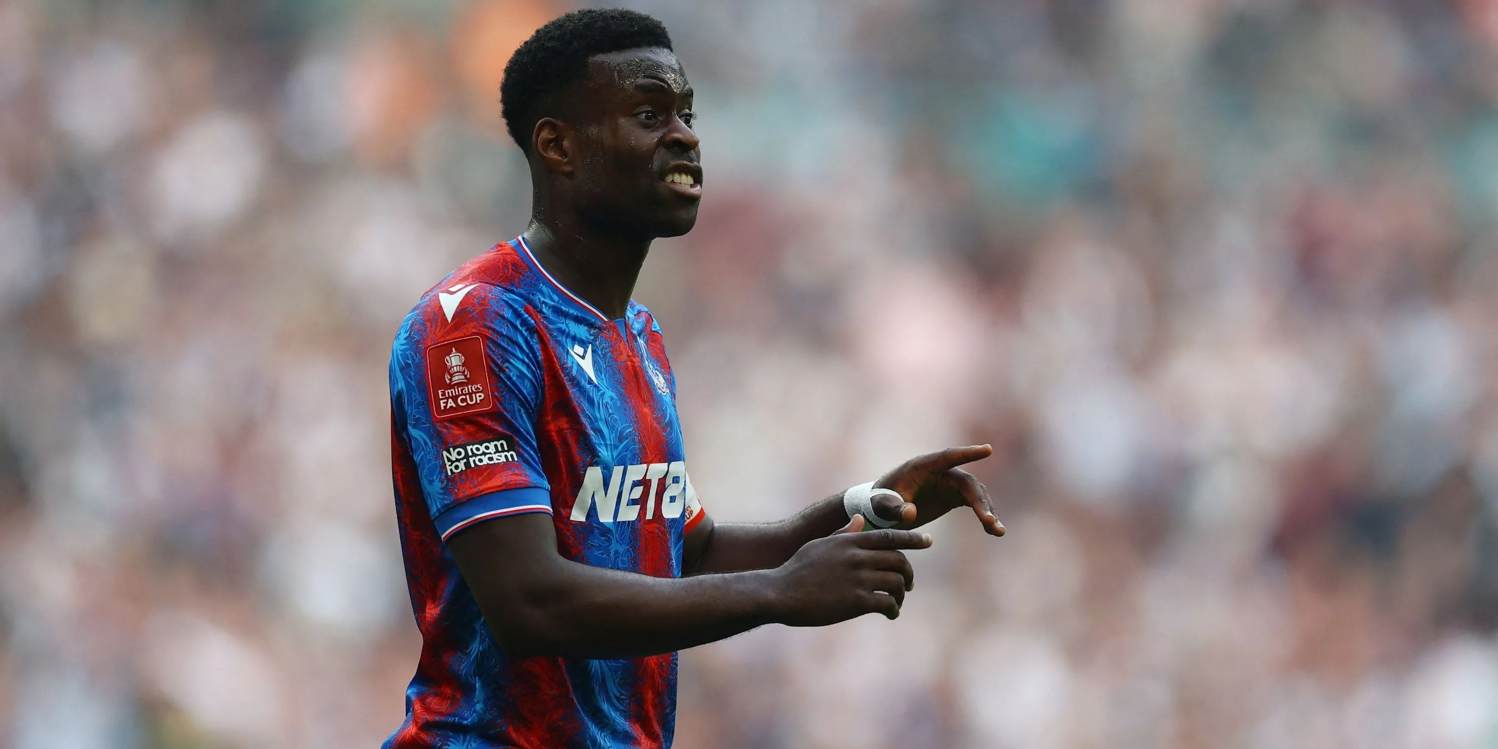 Trung vệ Marc Guehi của Crystal Palace trên sân đấu