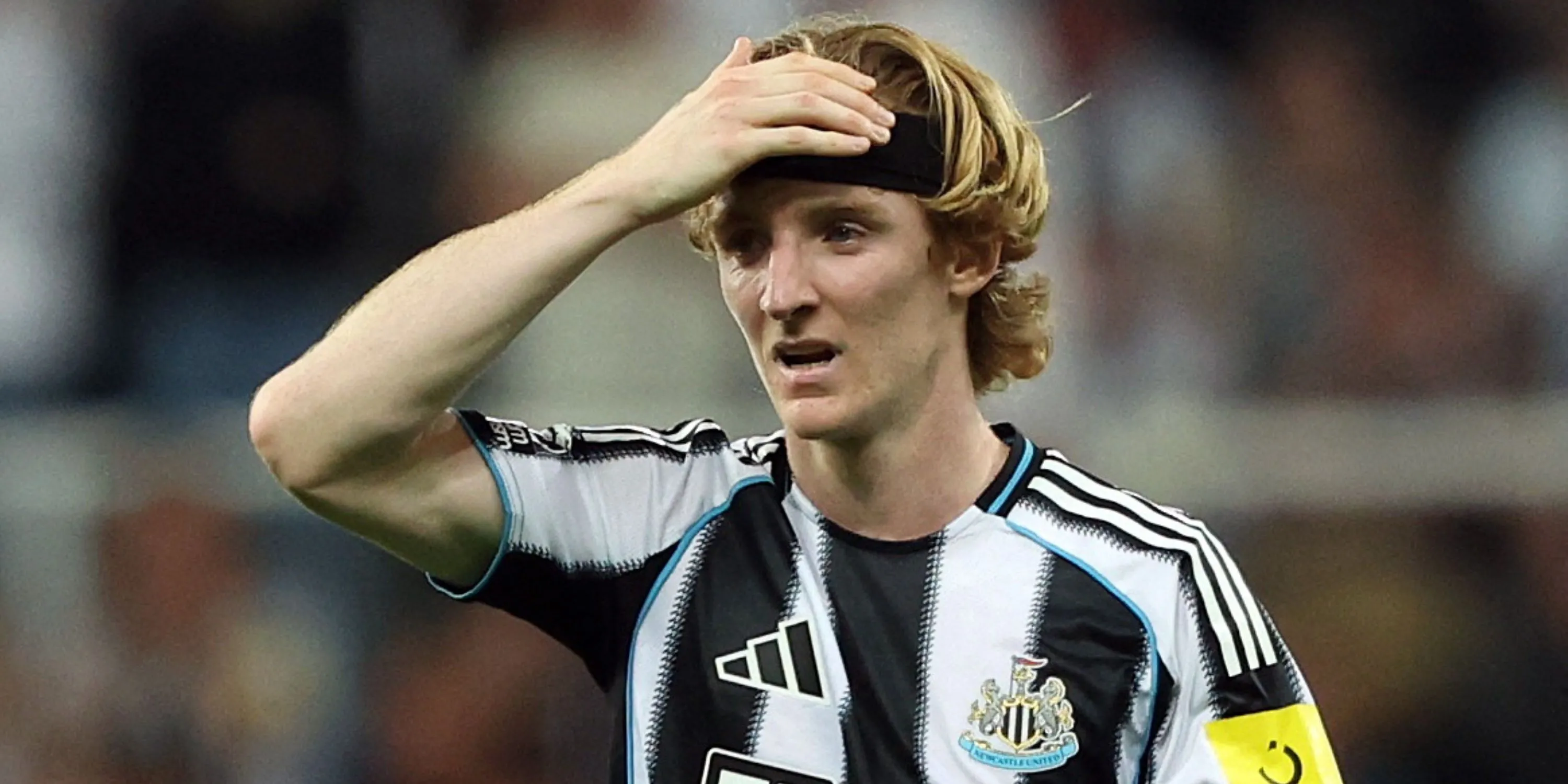 Anthony Gordon ăn mừng trong màu áo Newcastle