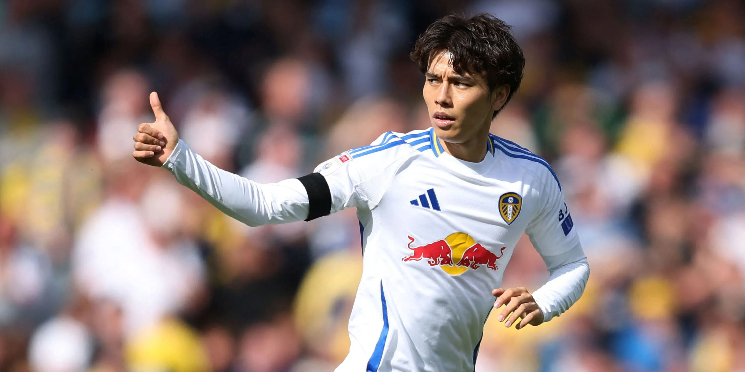 Ao Tanaka, tiền vệ trung tâm của Leeds United, trong một pha tranh chấp bóng quyết liệt trên sân