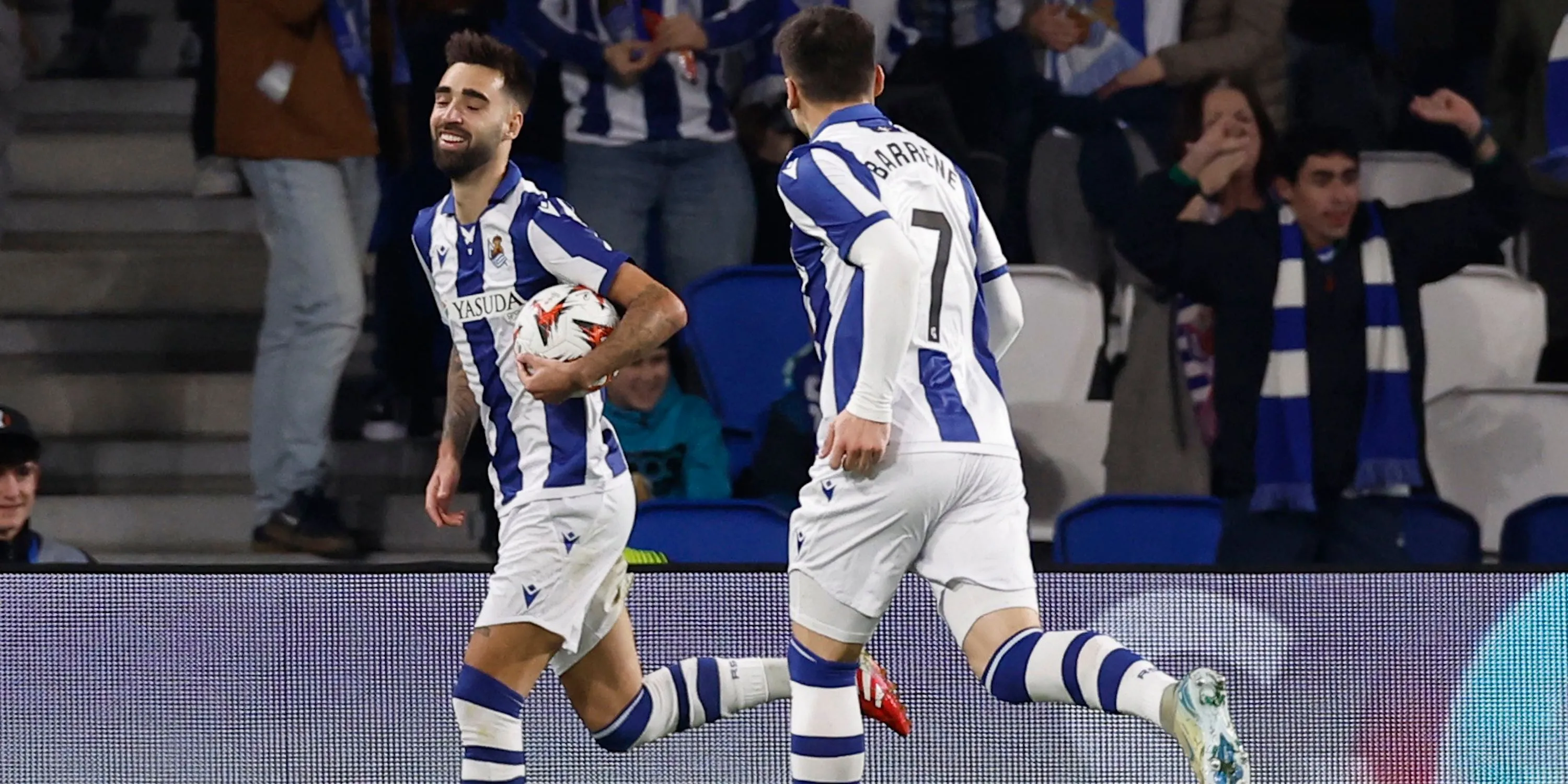 Brais Mendez ăn mừng bàn thắng cùng đồng đội tại Real Sociedad