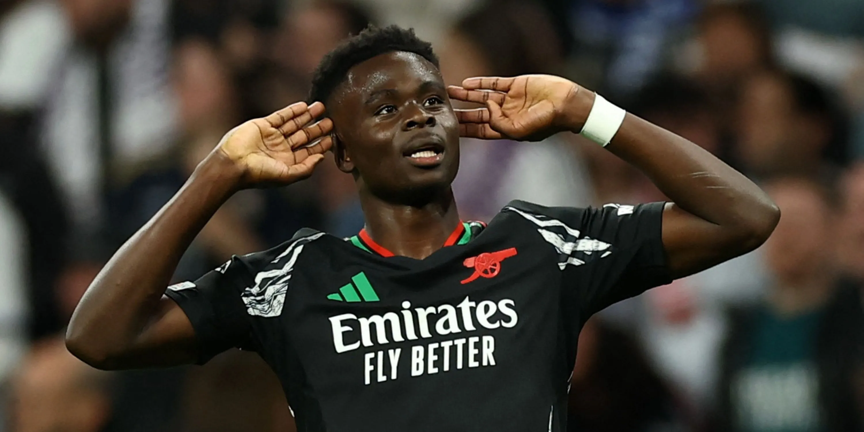 Bukayo Saka thi đấu năng nổ cho Arsenal trên sân cỏ