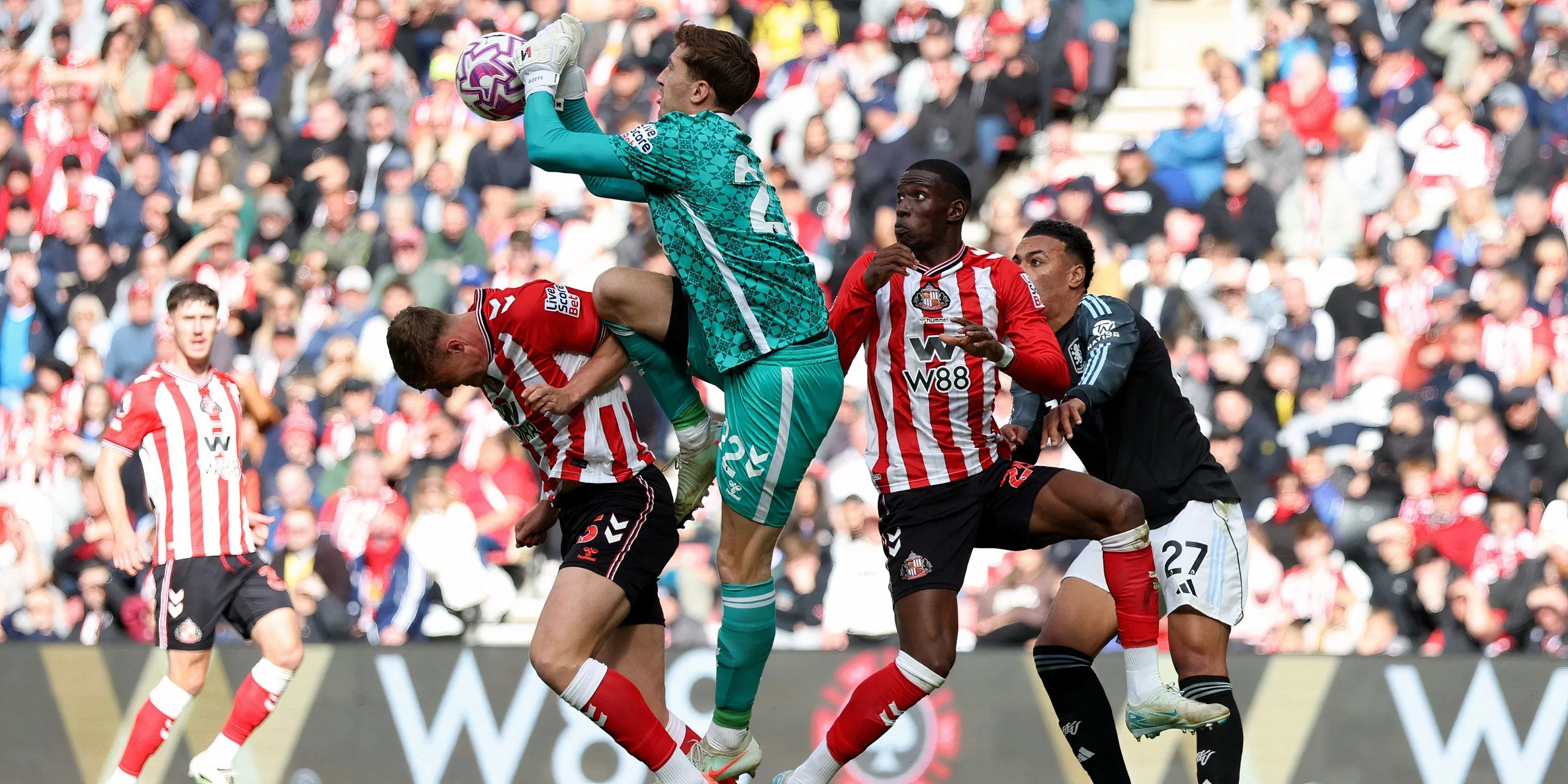 Các cầu thủ Sunderland thi đấu quyết tâm dưới sự chỉ đạo của HLV Regis Le Bris