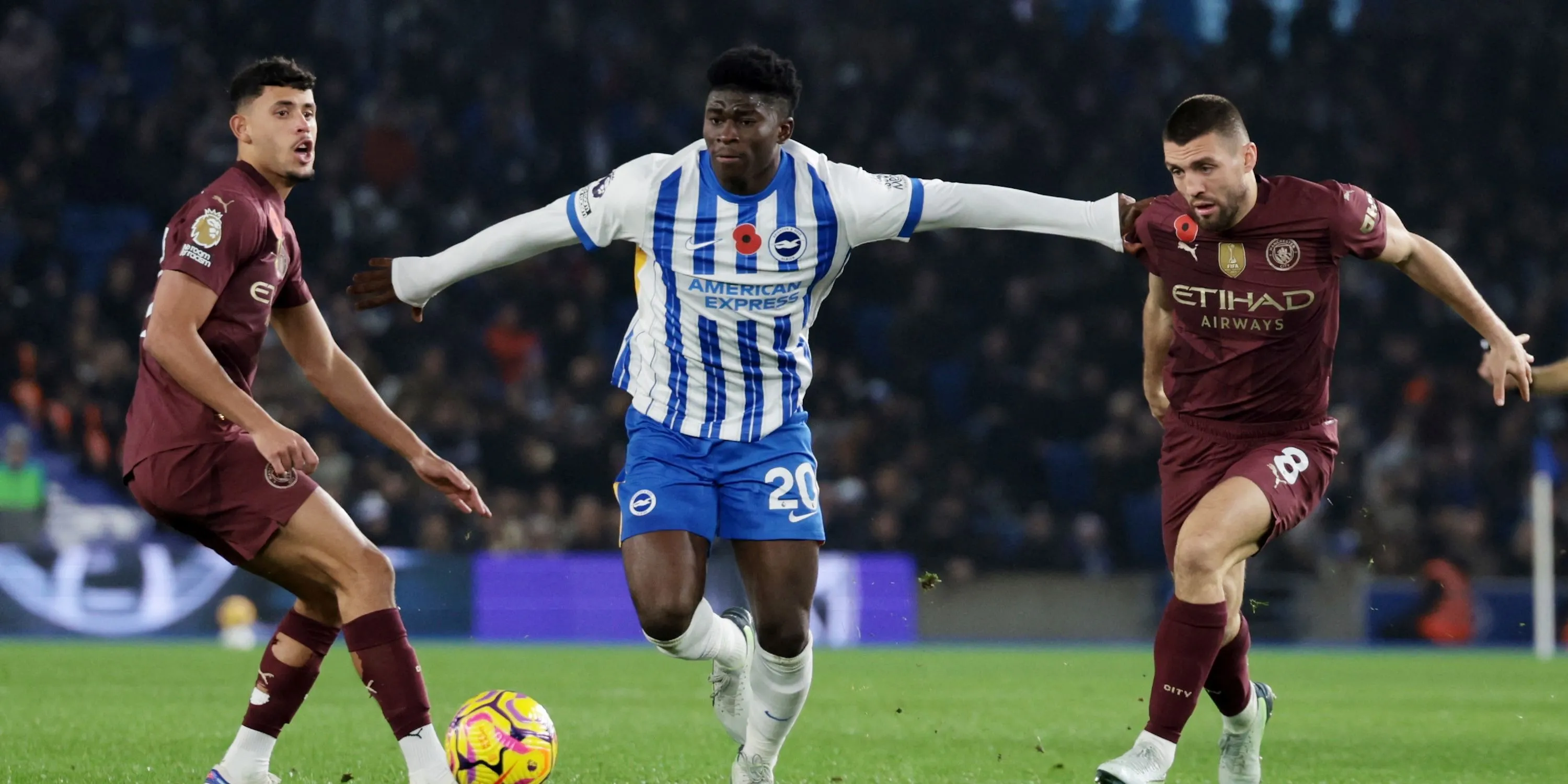 Carlos Baleba của Brighton &amp; Hove Albion tranh bóng