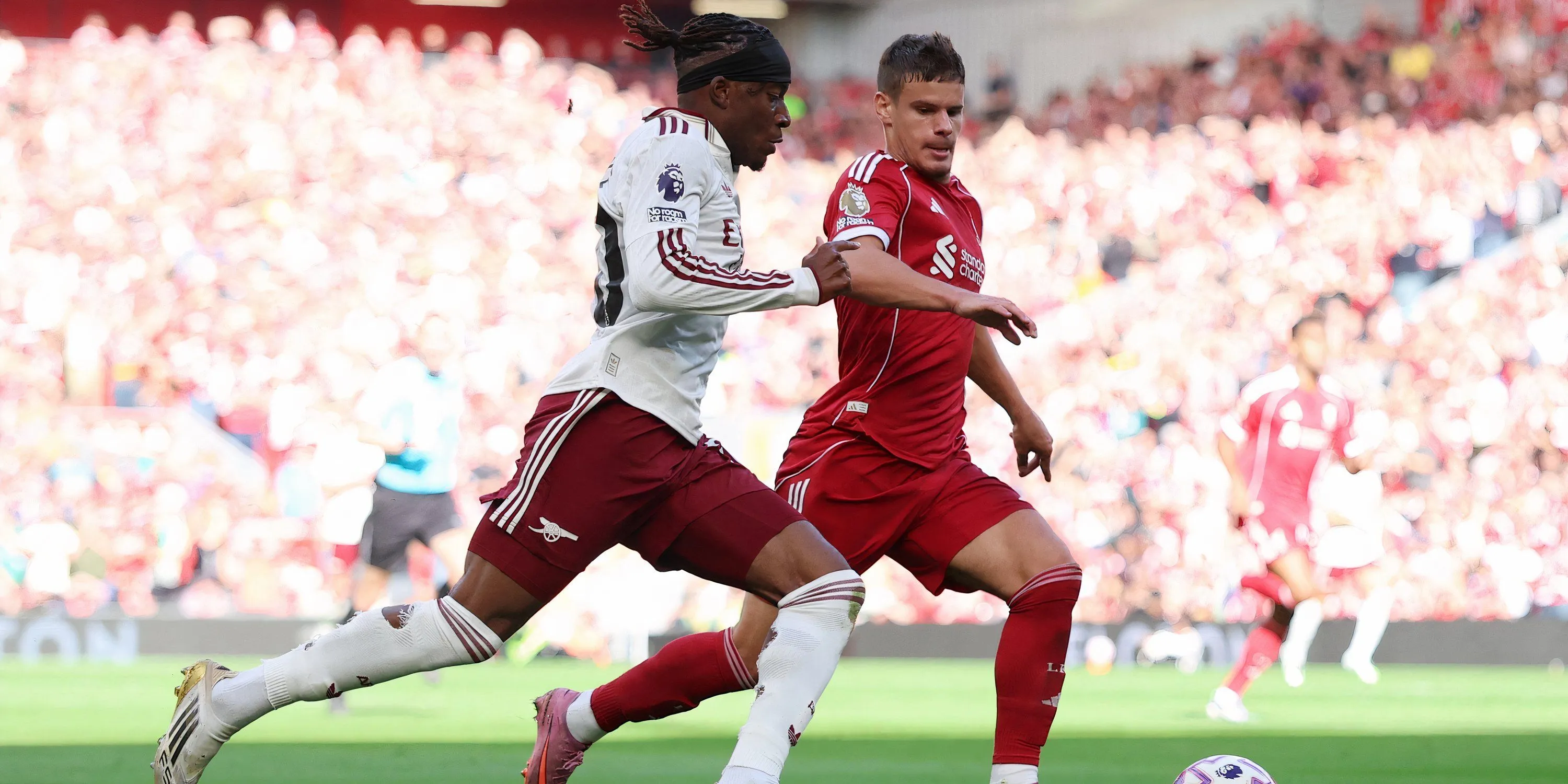 Cầu thủ chạy cánh Noni Madueke của Arsenal tranh chấp bóng với Milos Kerkez của Liverpool