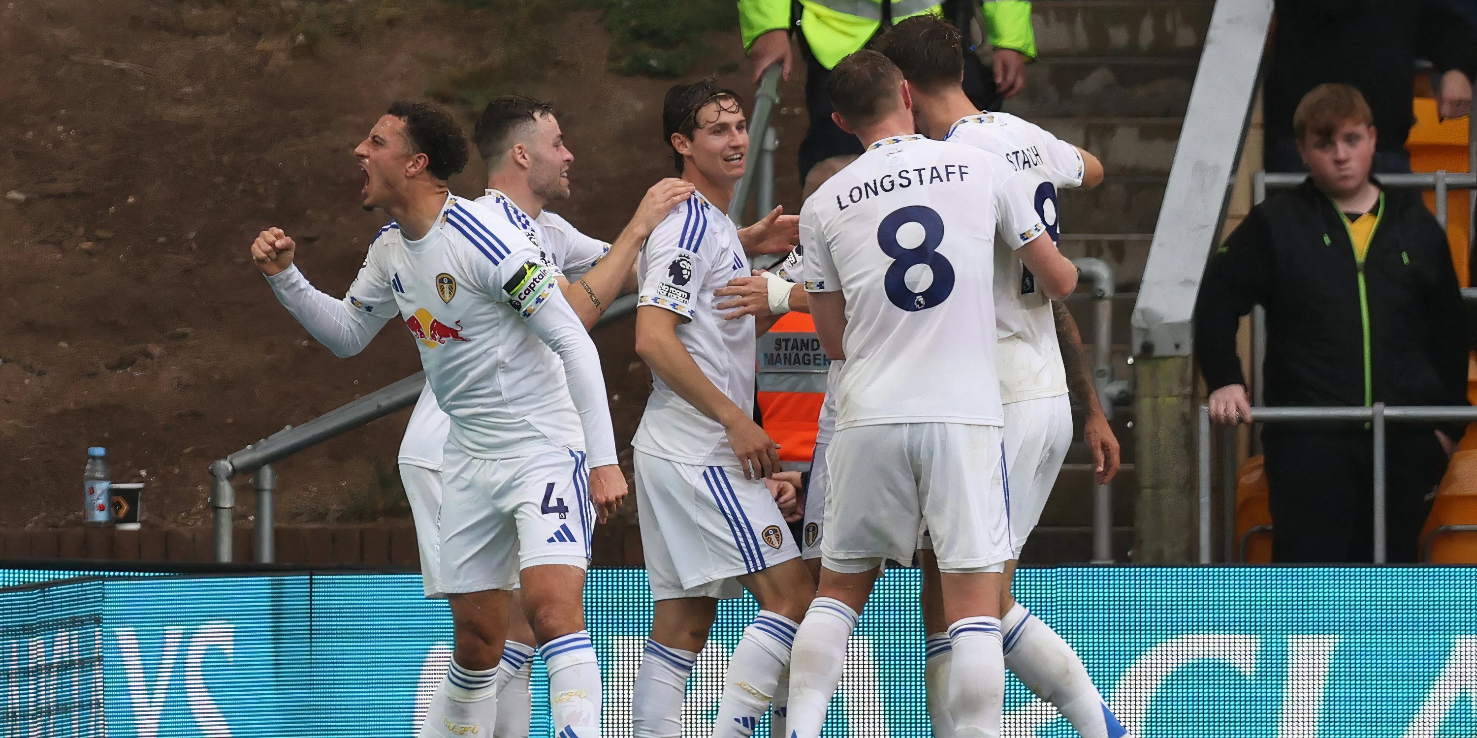 Cầu thủ Leeds United Gabriel Gudmundsson tranh chấp bóng quyết liệt trong một trận đấu Premier League