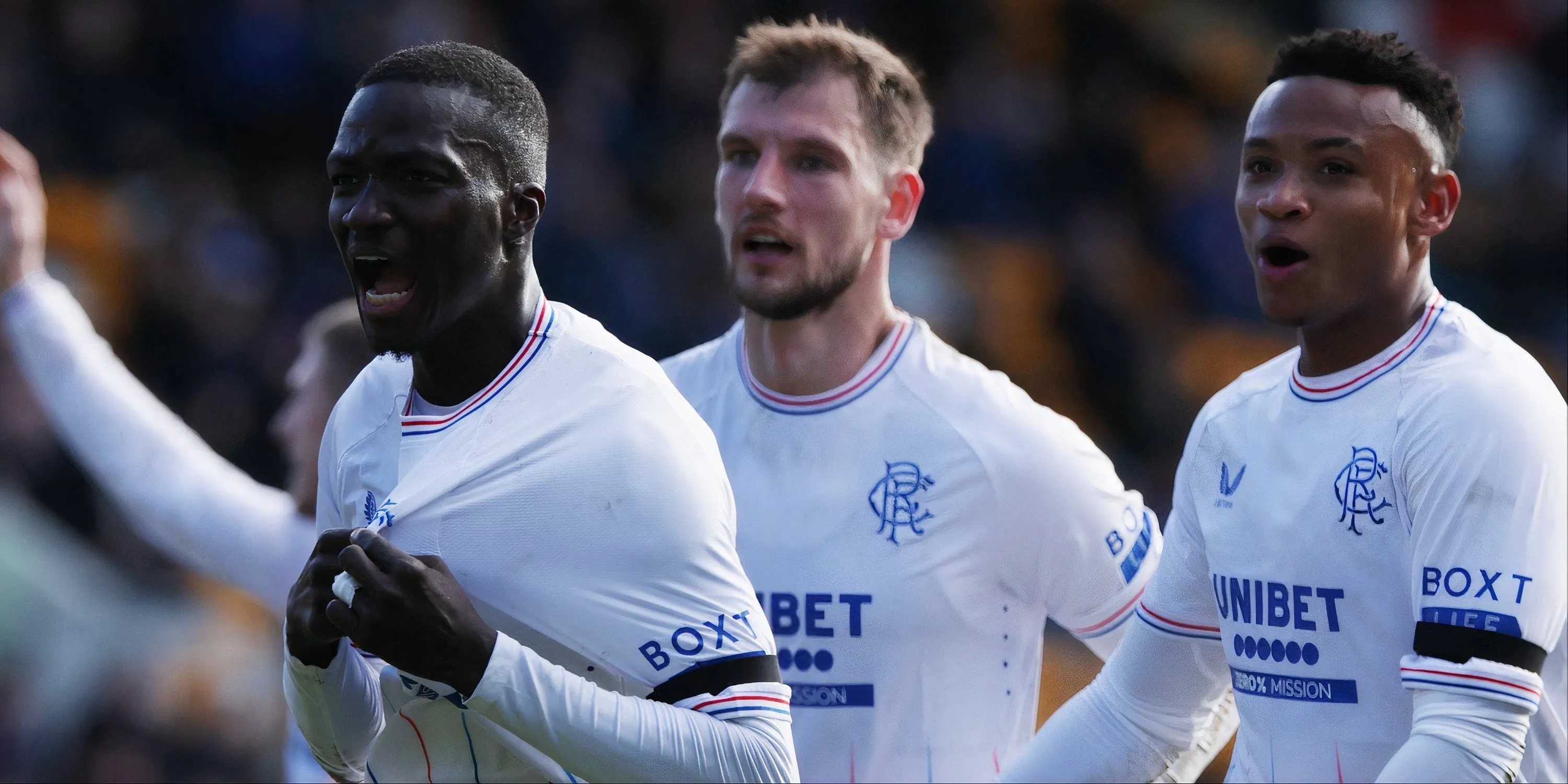Diomande và Barisic của Rangers trong một pha tranh chấp bóng.