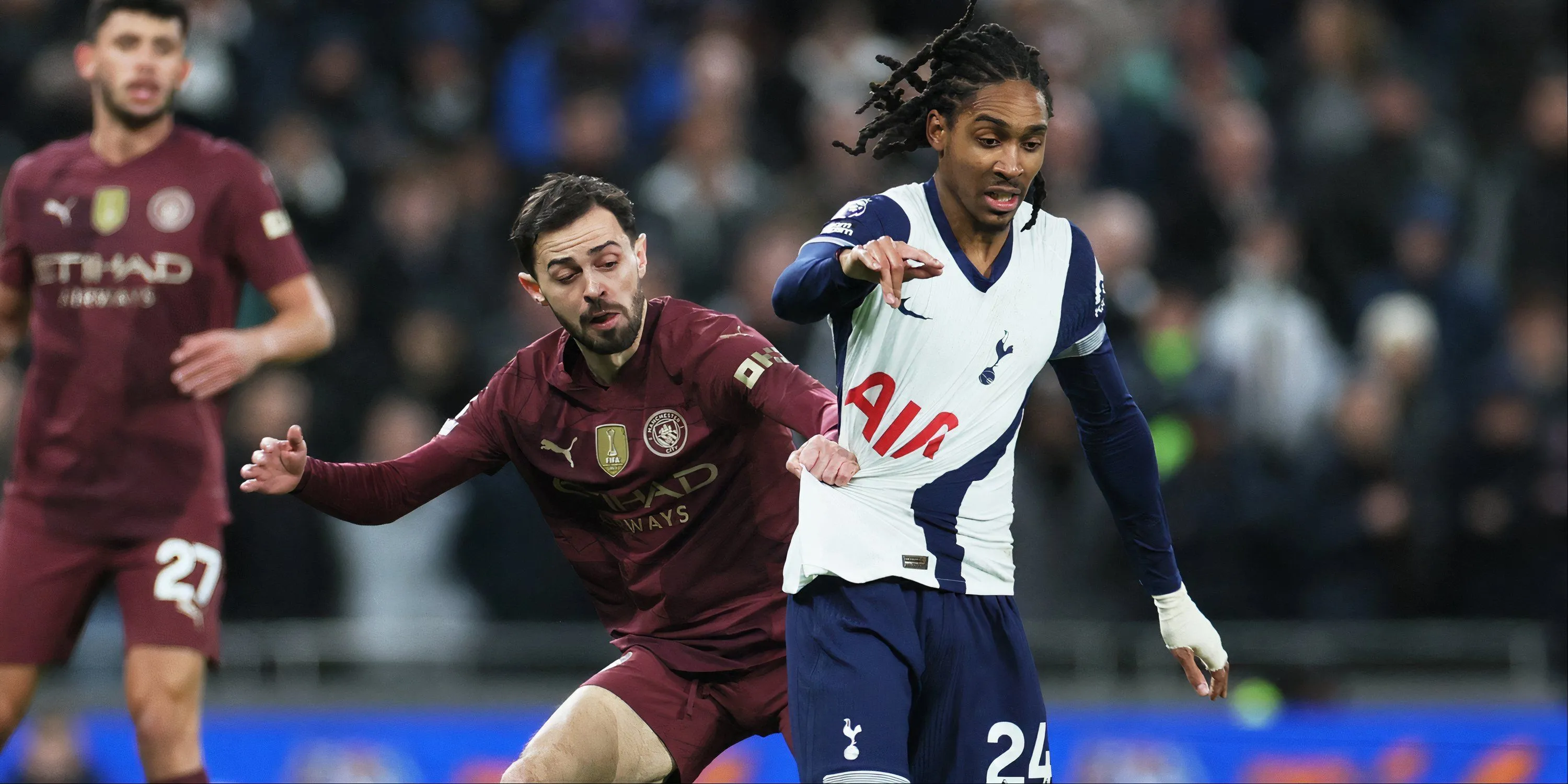 Djed Spence ăn mừng bàn thắng đầu tiên tại Premier League cho Tottenham