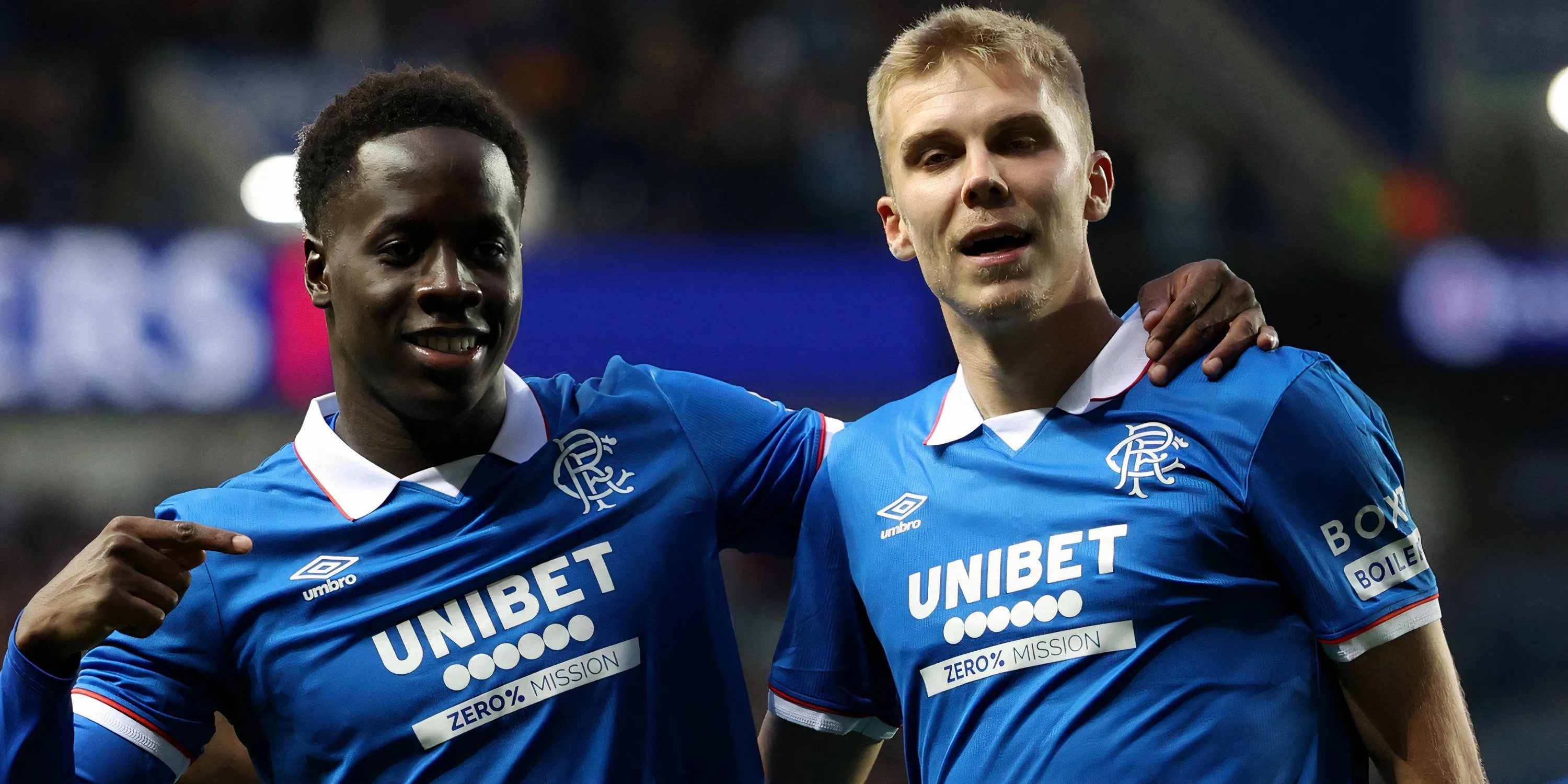Djeidi Gassama và Oliver Antman của Rangers trên sân, Antman là cầu thủ kiến tạo tiềm năng.