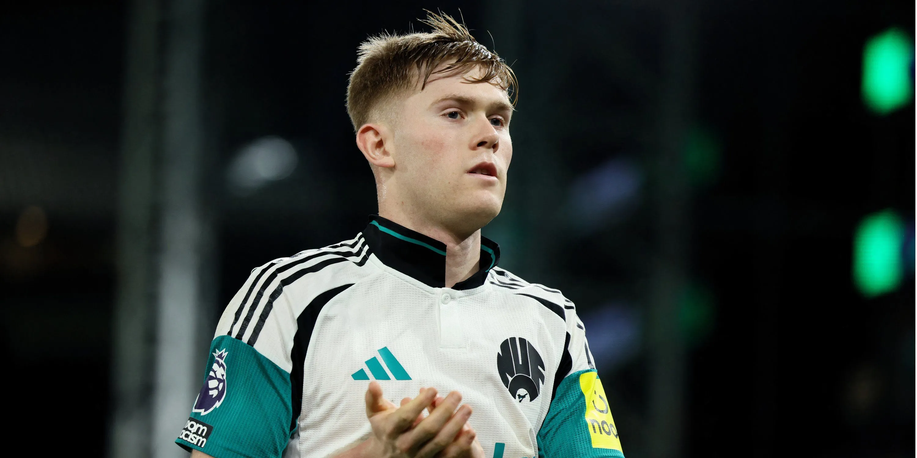 Hậu vệ trẻ Lewis Hall ra mắt trong màu áo Newcastle United