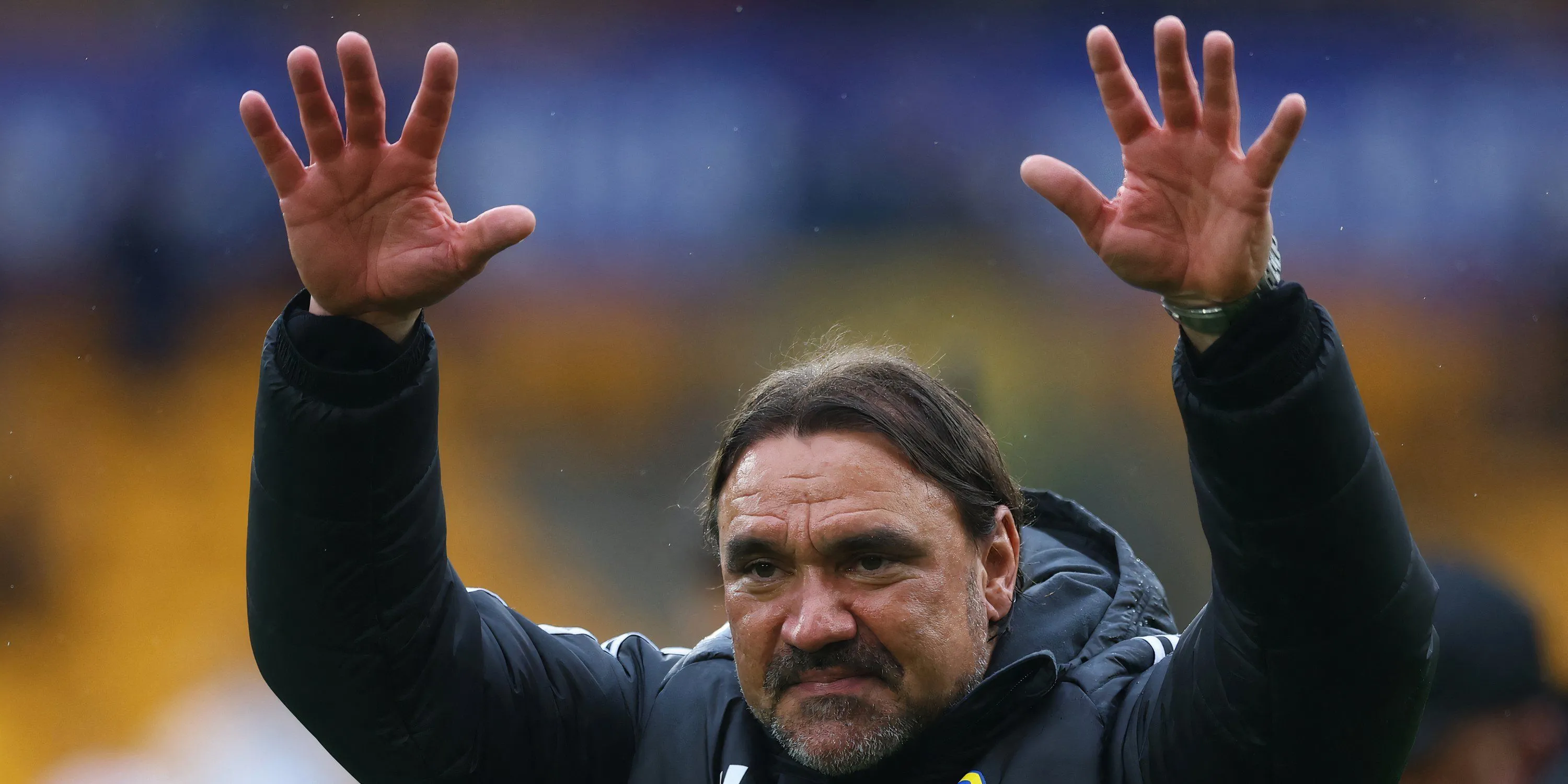 HLV Daniel Farke của Leeds United chỉ đạo các cầu thủ trong trận đấu Premier League