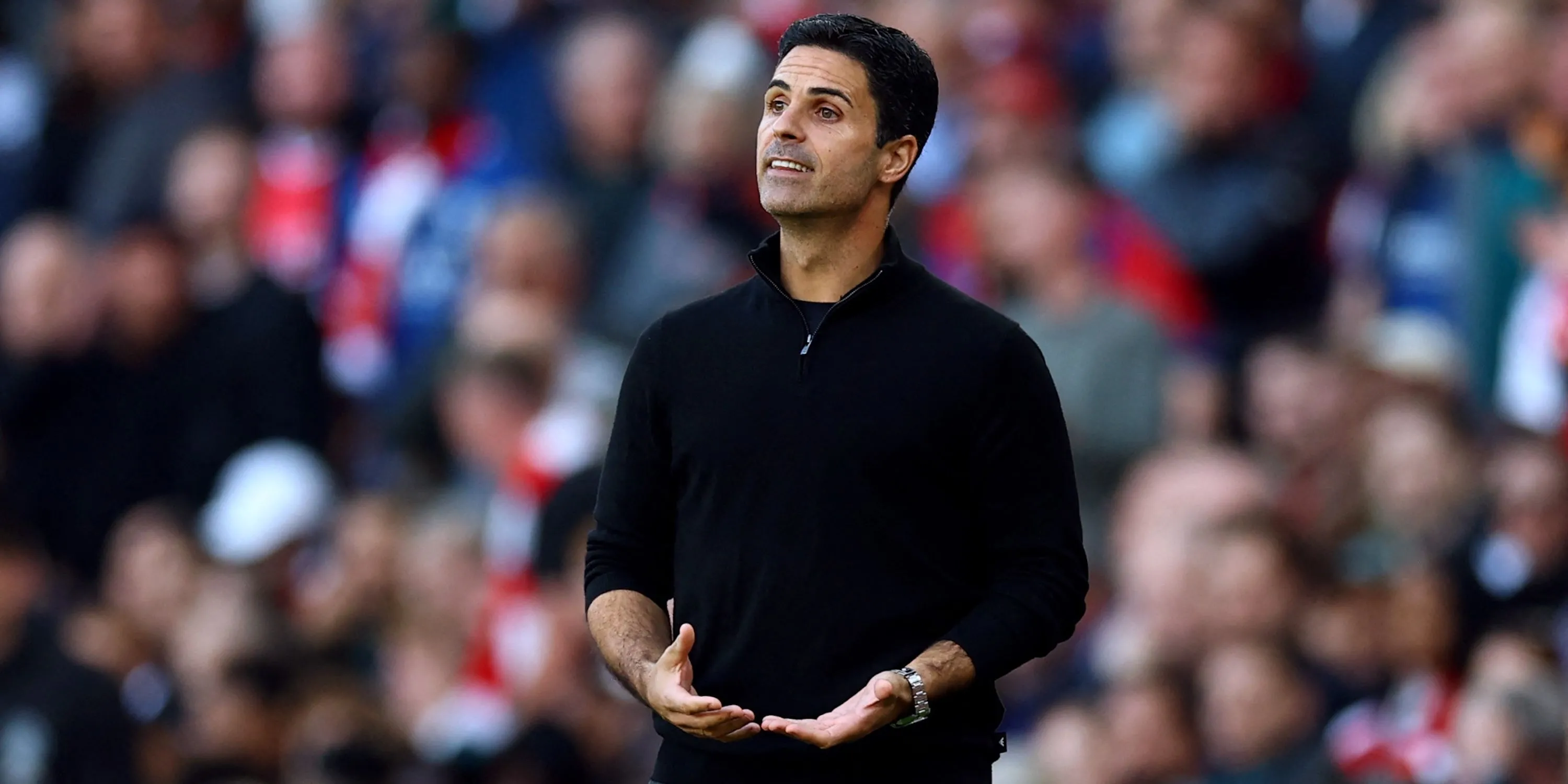 HLV Mikel Arteta của Arsenal phản ứng chiến thuật trong trận đấu với Man City