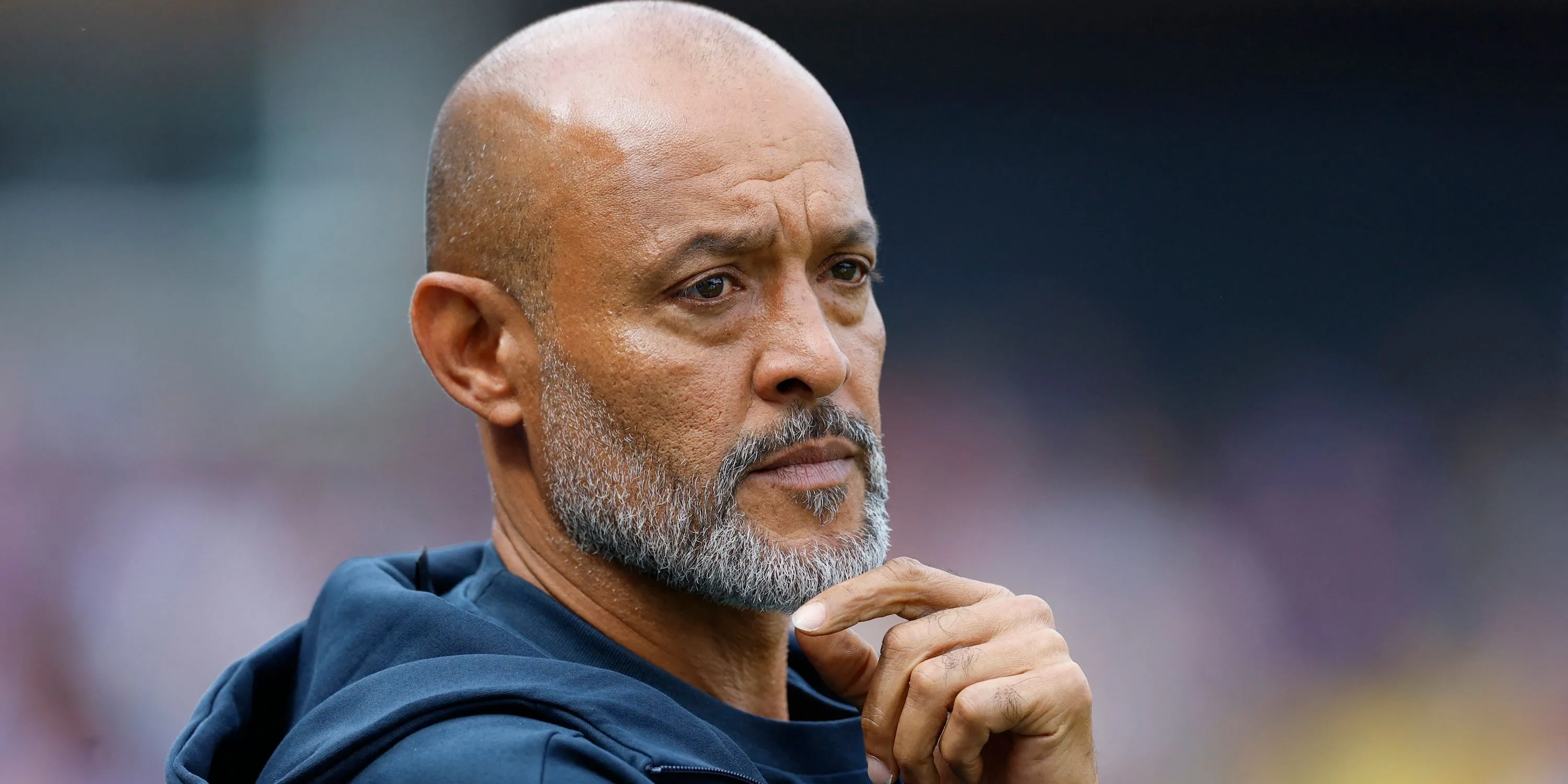 HLV Nuno Espírito Santo chỉ đạo trận đấu cho Nottingham Forest