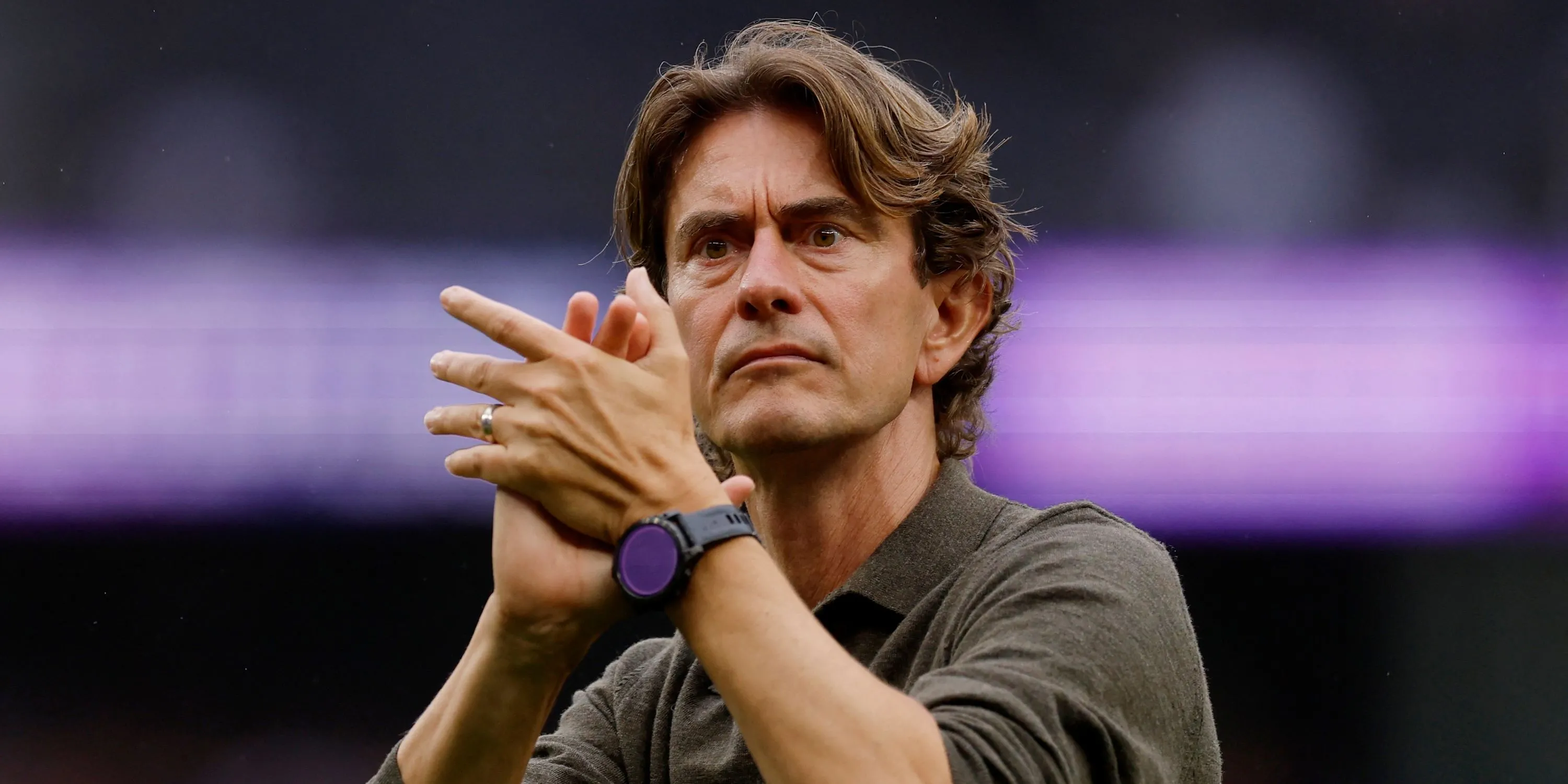 HLV Thomas Frank của Tottenham vỗ tay cảm ơn người hâm mộ sau trận đấu