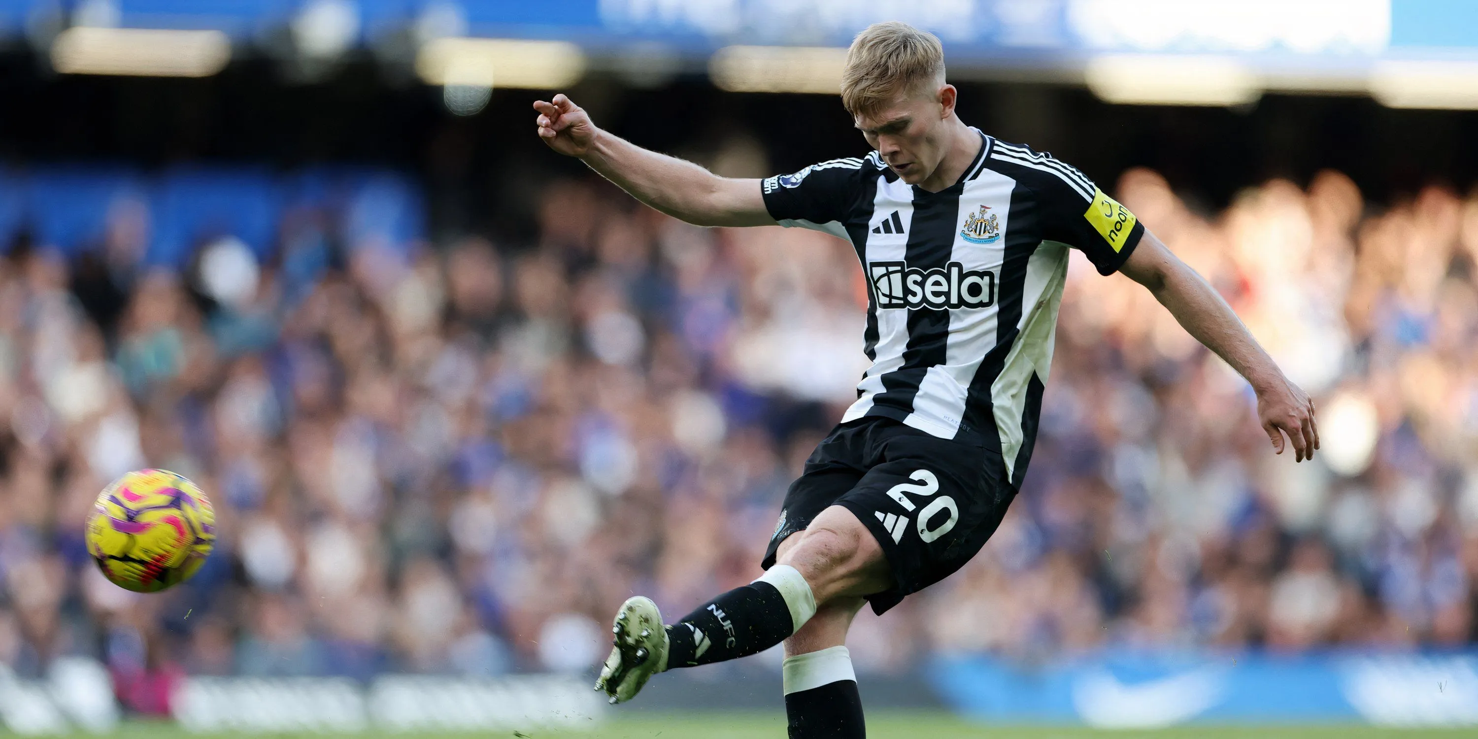 Lewis Hall thể hiện kỹ năng chuyền bóng và phòng ngự cho Newcastle