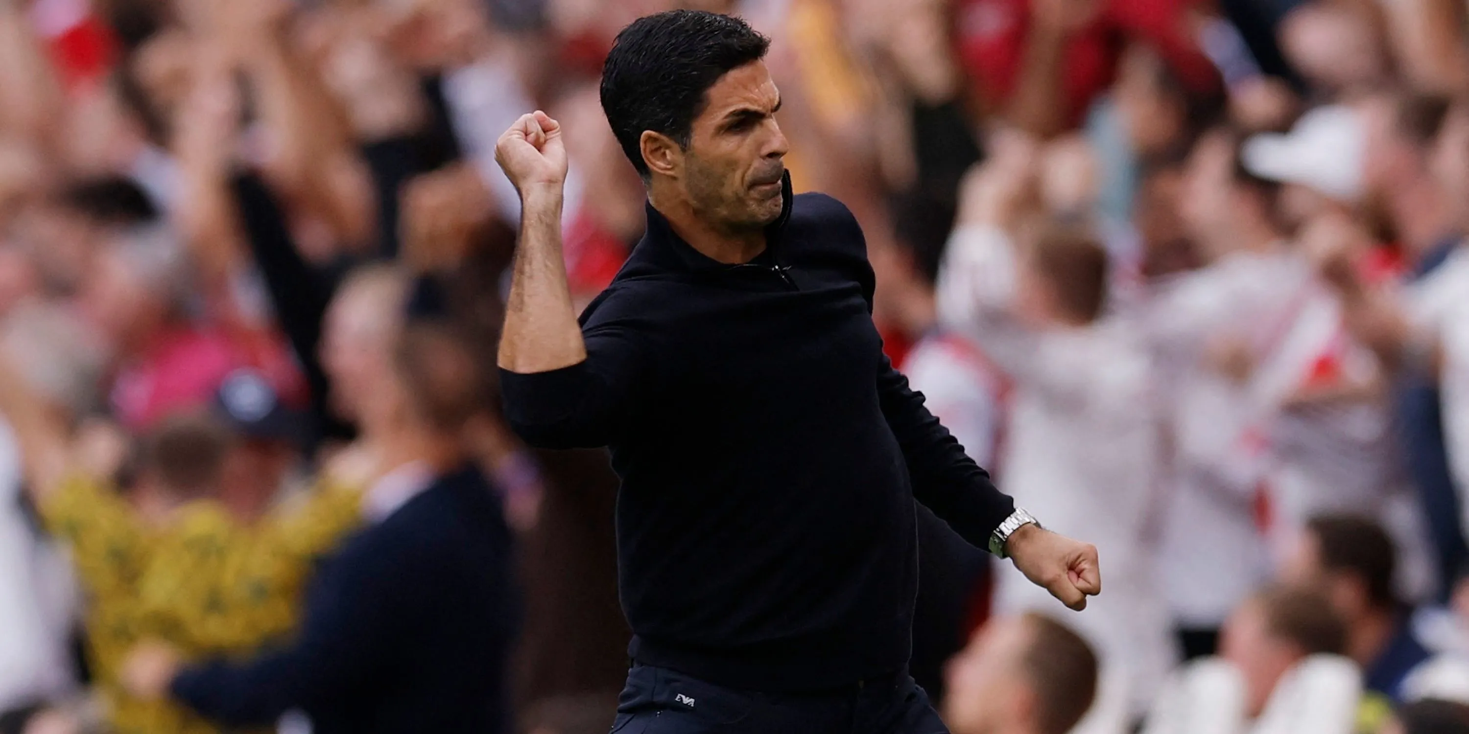 Mikel Arteta ăn mừng cùng Bukayo Saka, biểu tượng hy vọng của Arsenal trong bối cảnh khó khăn