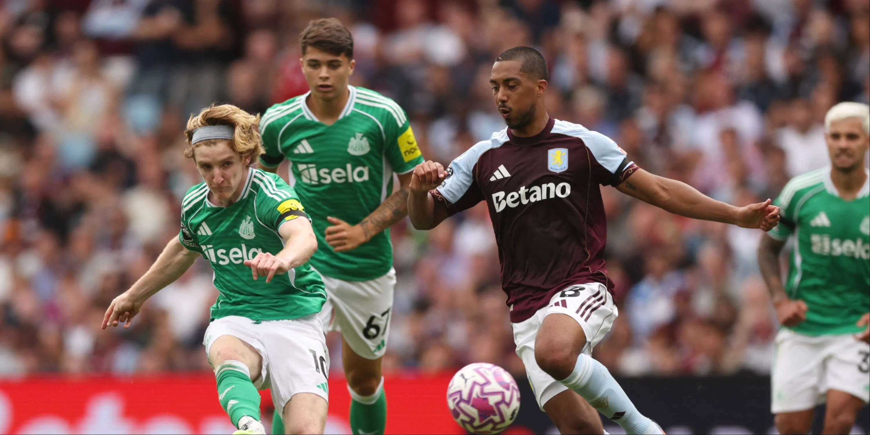 Pha tranh chấp giữa Tielemans của Villa và Gordon của Newcastle