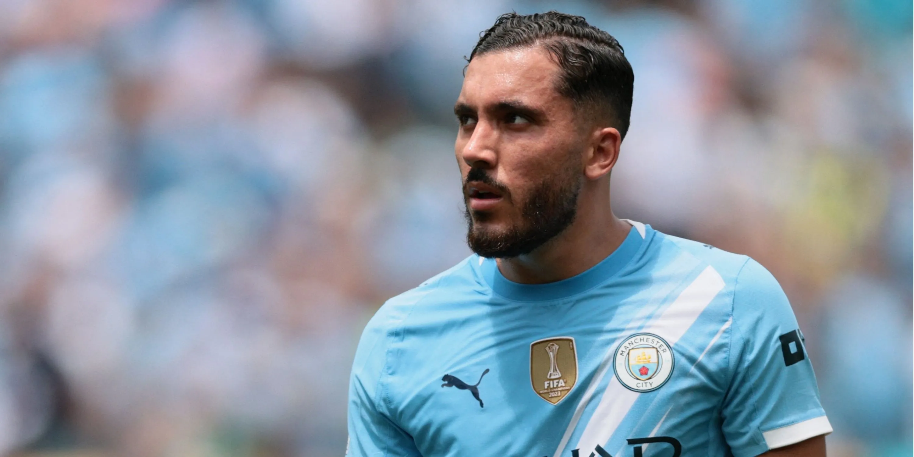 Rayan Cherki, tiền đạo trẻ của Man City đang chấn thương, trên sân cỏ, nhấn mạnh sự thiếu hụt nhân sự tấn công