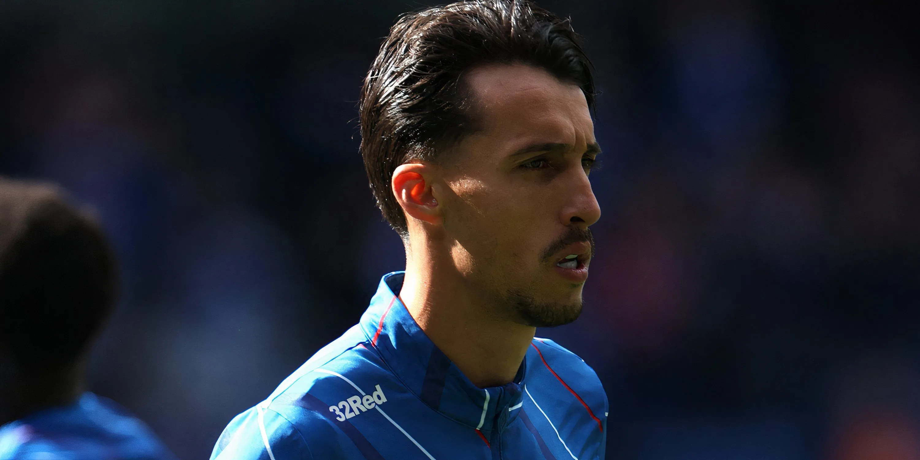 Tiền đạo Bojan Miovski trong màu áo Rangers đối đầu với Celtic.