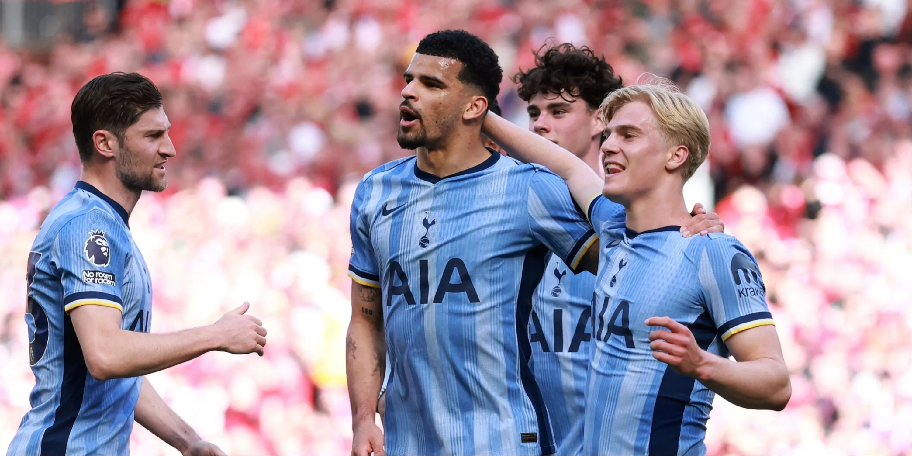 Tiền đạo Dominic Solanke của Tottenham trong một trận đấu, anh đang gặp vấn đề về chấn thương mắt cá chân