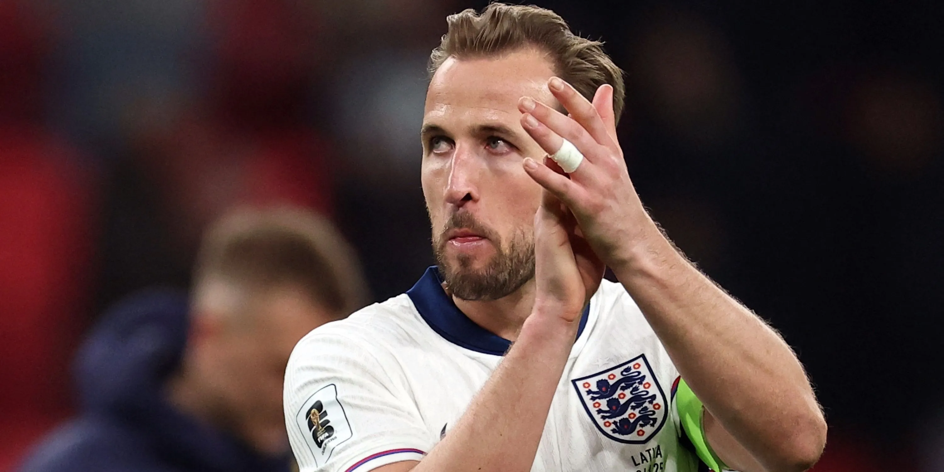 Tiền đạo Harry Kane, cựu tài năng trẻ Arsenal, nay là đội trưởng tuyển Anh và ngôi sao Bayern Munich, ăn mừng bàn thắng.