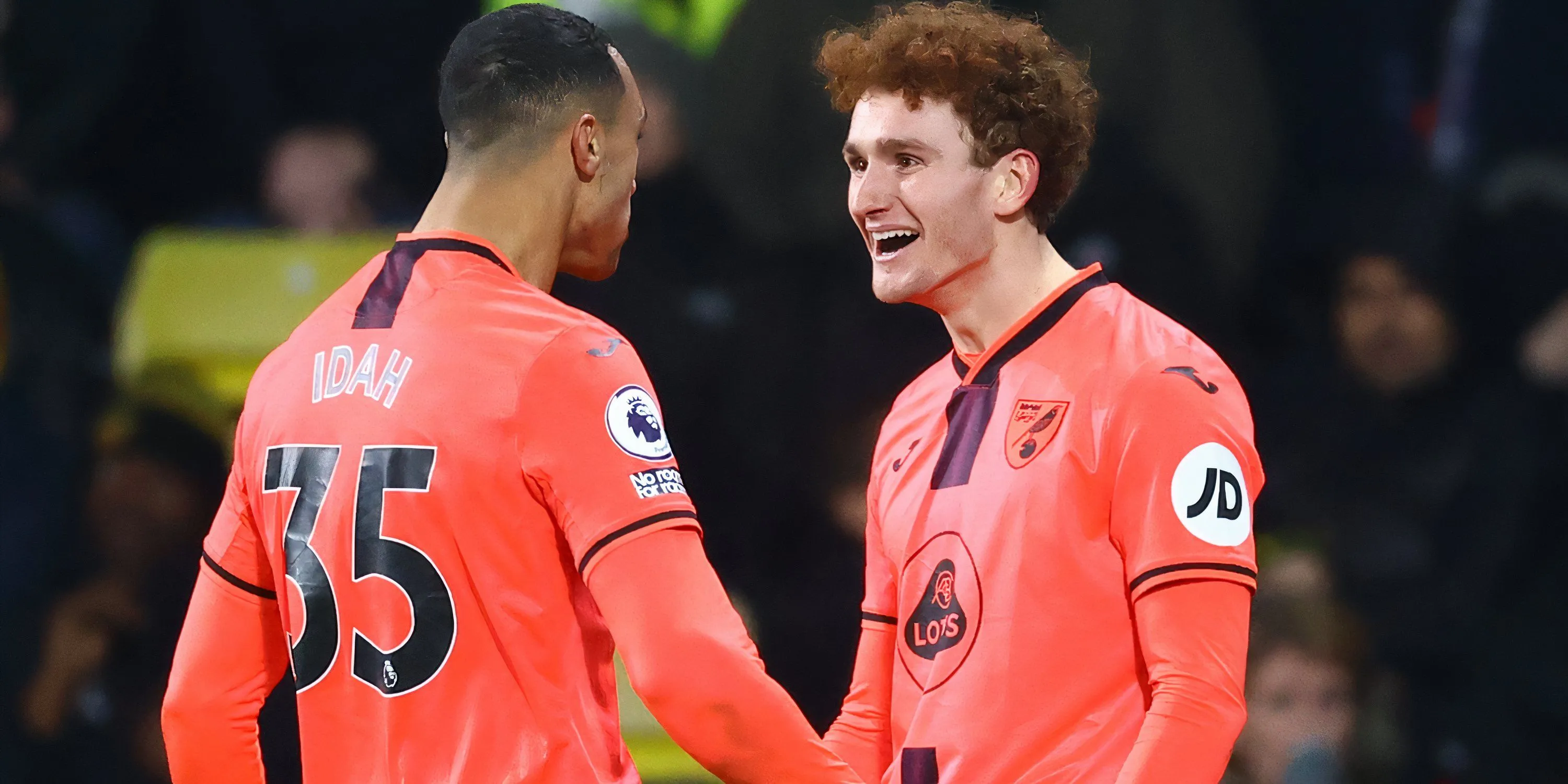 Tiền đạo Josh Sargent (trái) của Norwich City đang ăn mừng bàn thắng cùng đồng đội Adam Idah (phải) tại Championship, cầu thủ đang được Leeds United quan tâm.
