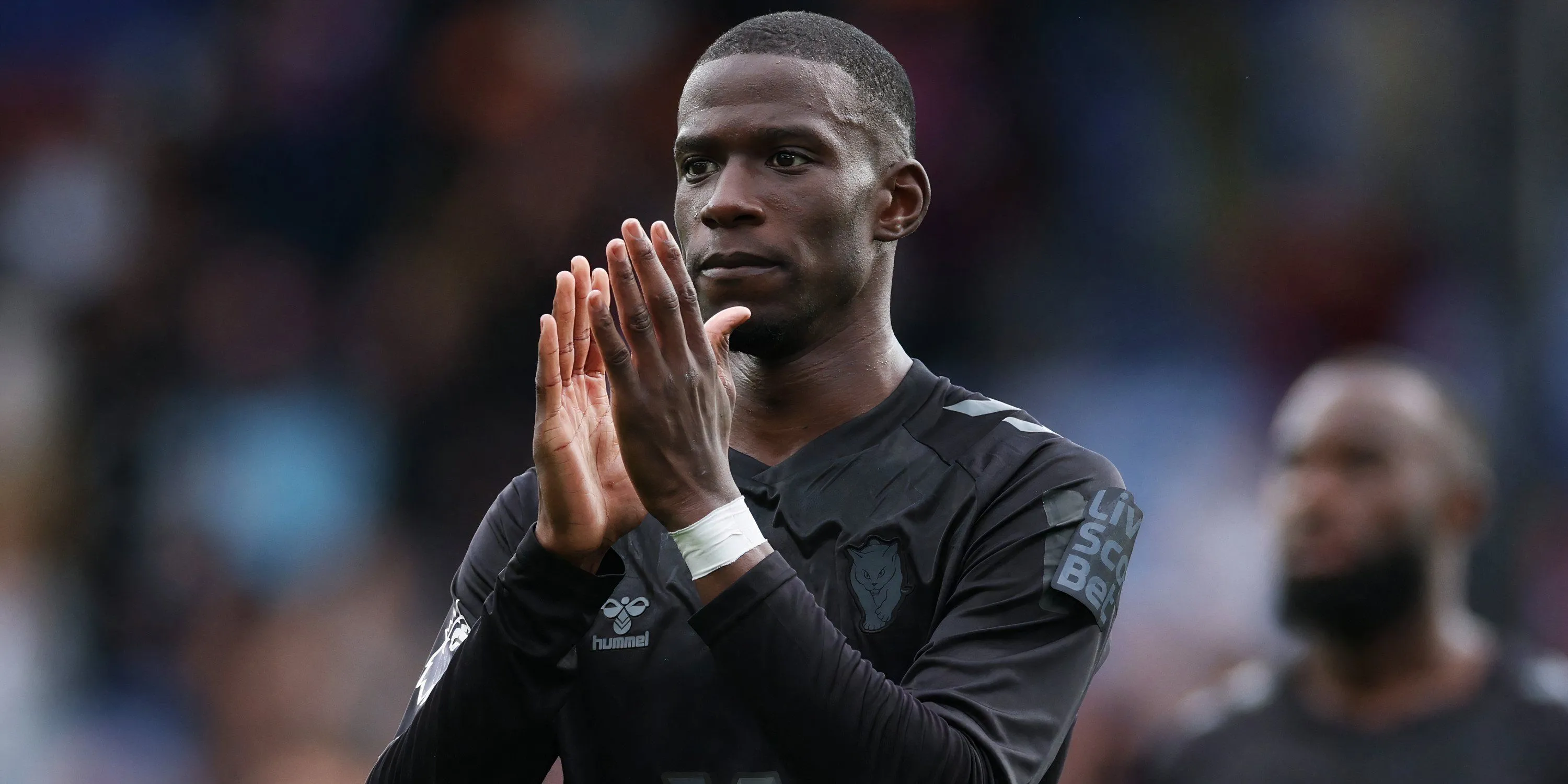 Trung vệ Nordi Mukiele của Sunderland trong một pha tranh chấp bóng quyết liệt