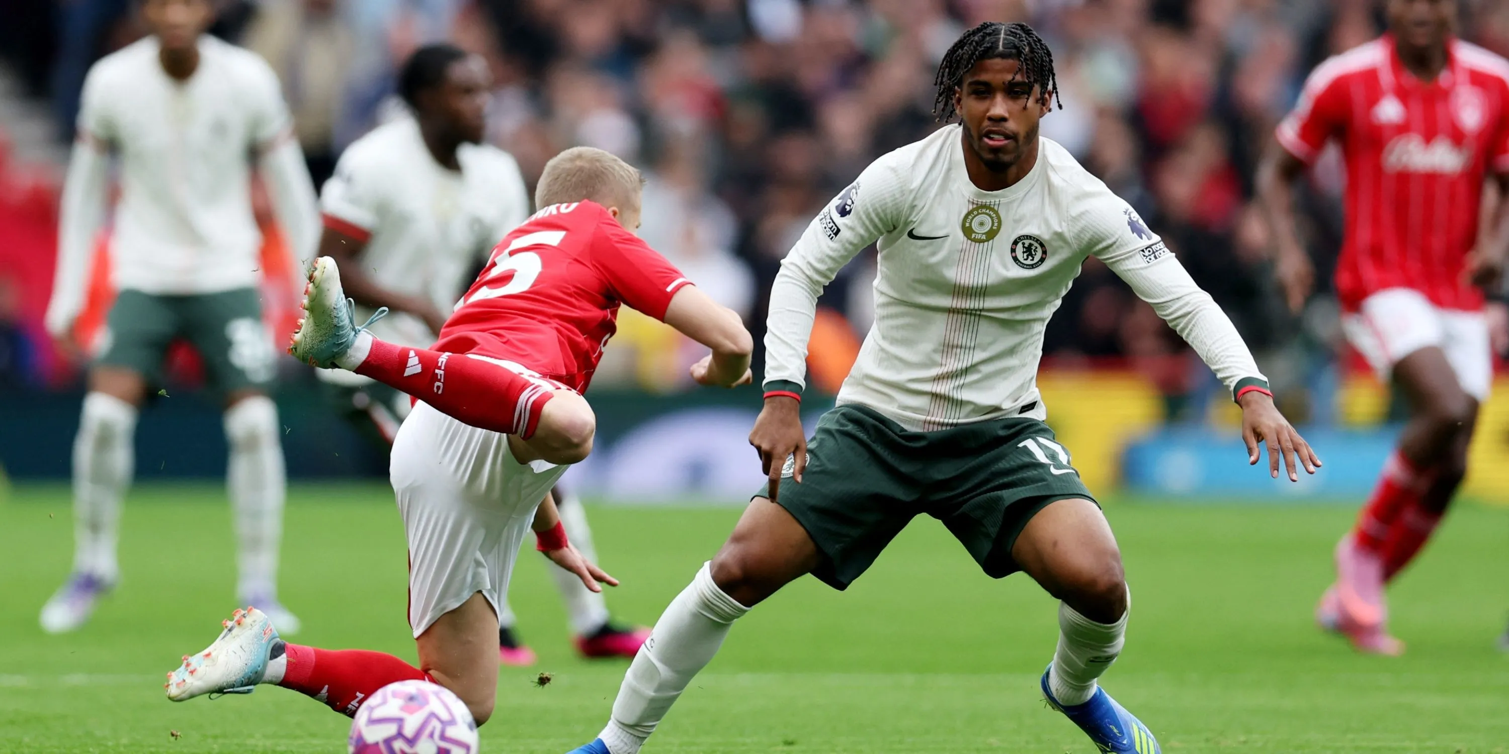 Andrey Santos thi đấu mờ nhạt ở tuyến giữa Chelsea trước Nottingham Forest