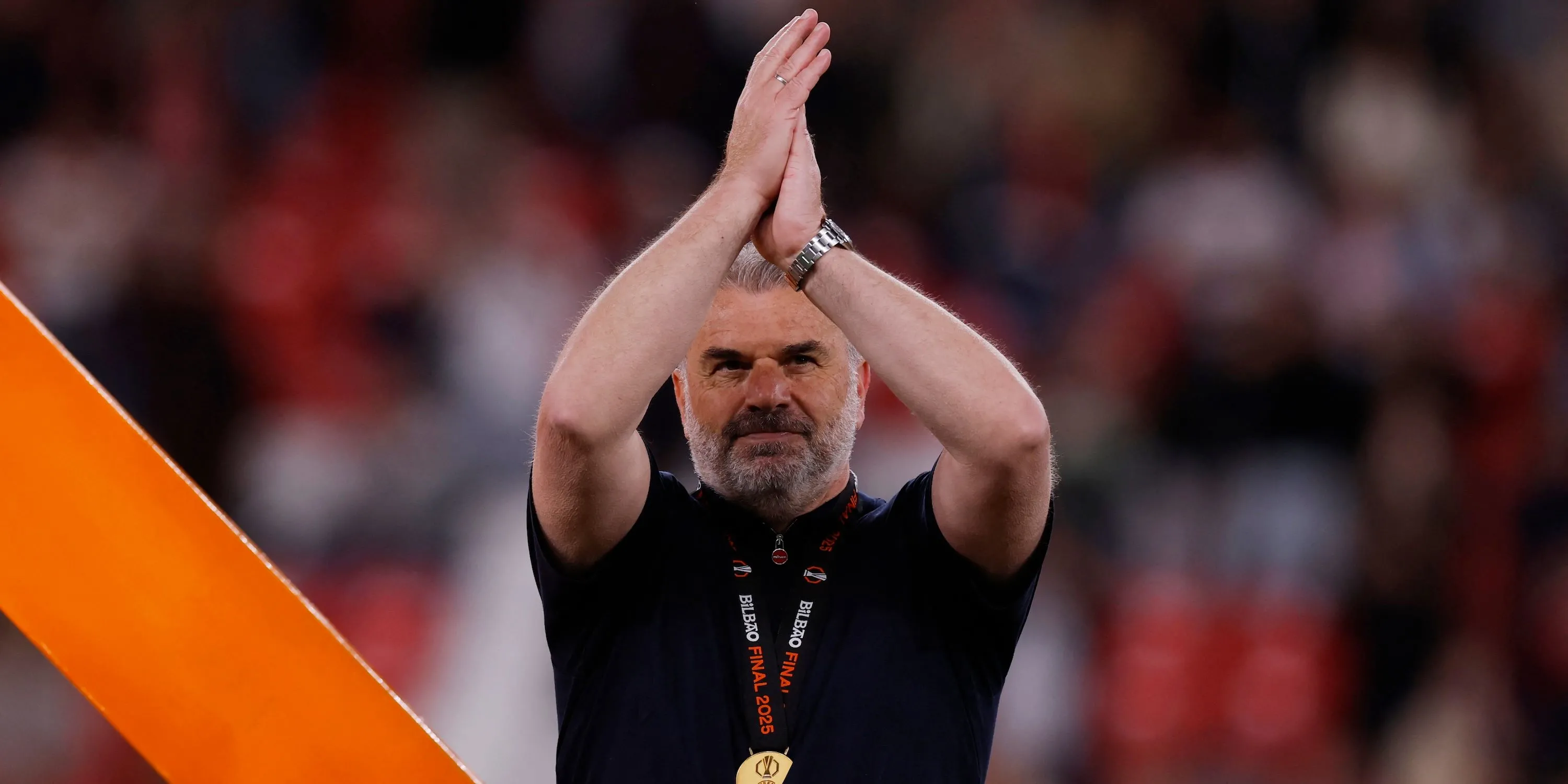 Ange Postecoglou ăn mừng cùng Tottenham sau chiến thắng cúp châu Âu, ảnh minh họa phong cách tấn công của HLV