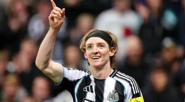 Anthony Gordon ăn mừng bàn thắng ở Champions League cho Newcastle, ghi dấu ấn trên sân châu Âu.