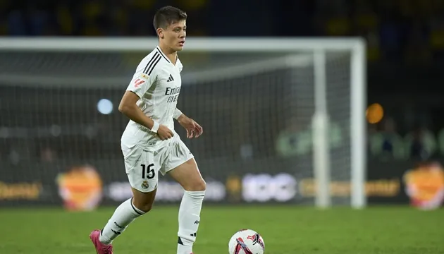 Arda Guler trong trận Champions League tại Santiago Bernabeu, biểu diễn kỹ thuật và kiểm soát bóng