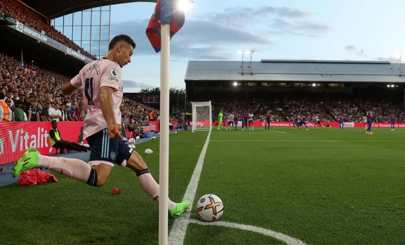 Arsenal sử dụng bài tấn công từ phạt góc hiệu quả, tận dụng pha bóng bổng và phối hợp.