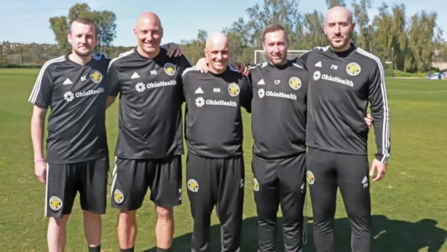 Ban huấn luyện trên băng ghế kỹ thuật: HLV trưởng, GĐKT và trợ lý quan sát trận đấu từ khu kỹ thuật