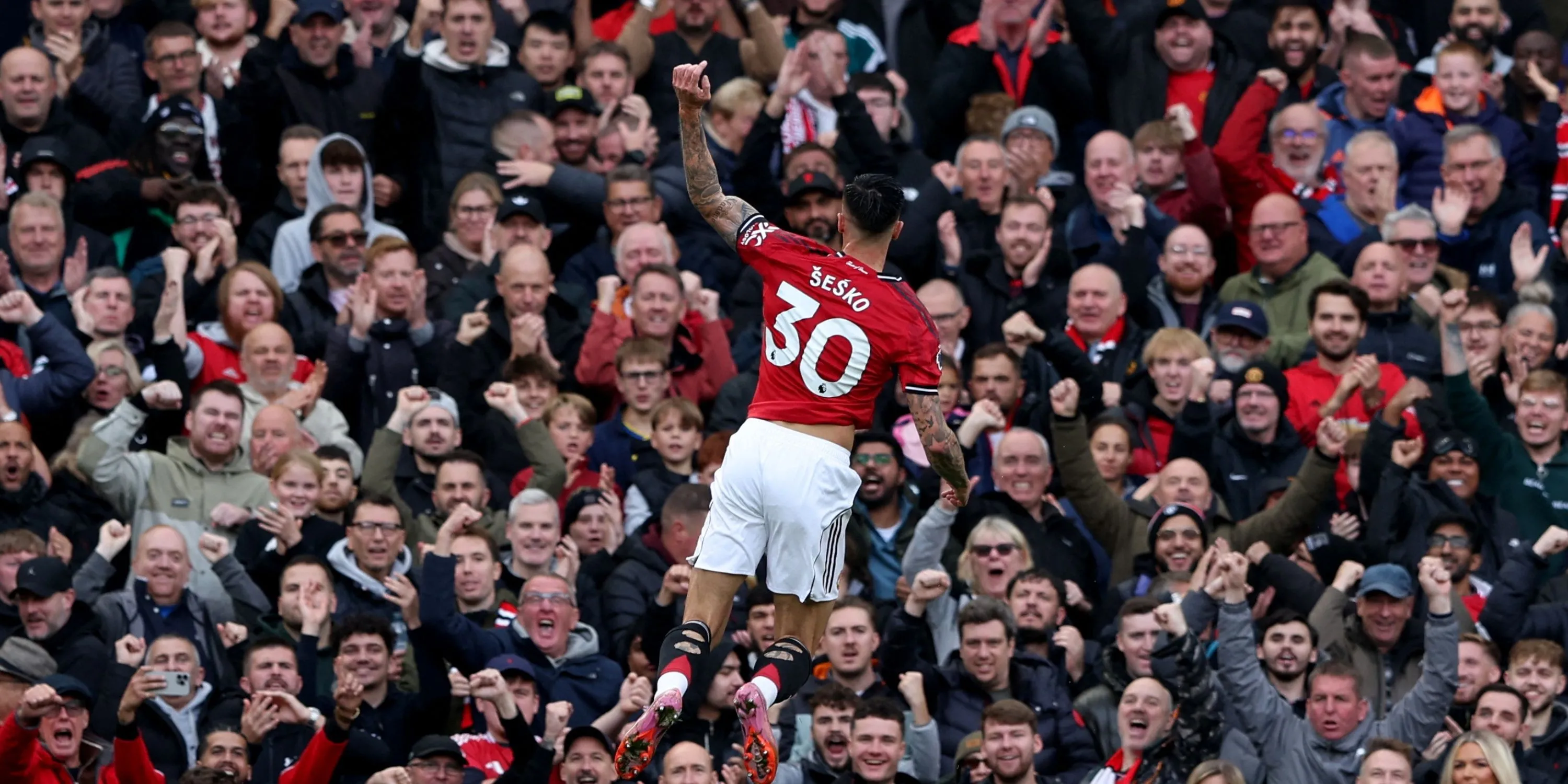 Benjamin Sesko ăn mừng bàn thắng với áo Man United, tấn công và không chiến