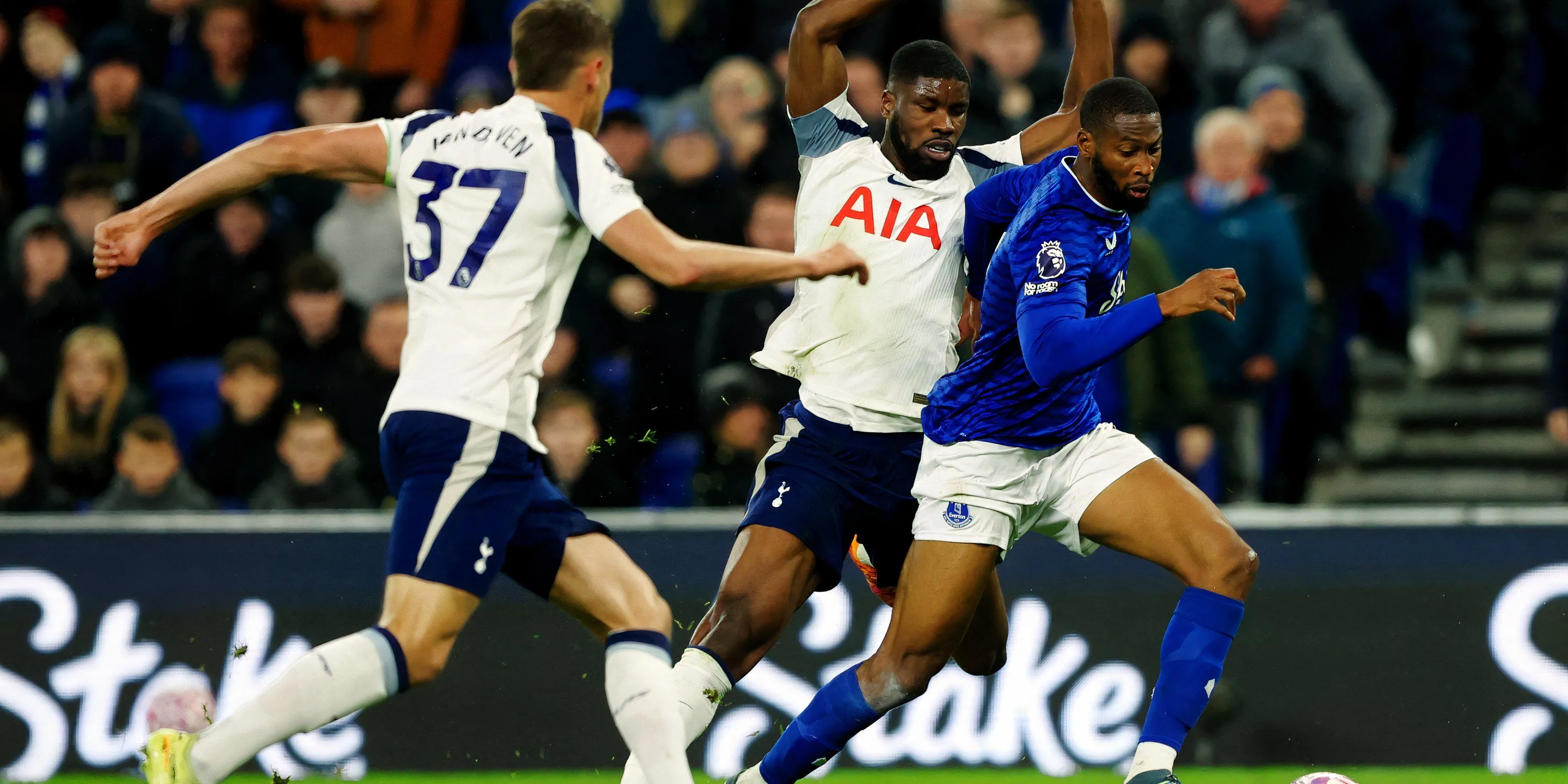 Beto thất vọng sau trận Everton vs Tottenham, bị CĐV chỉ trích vì tịt ngòi