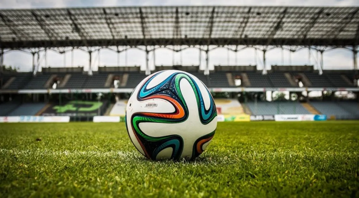 Bìa Luật thi đấu bóng đá do IFAB ban hành, quy định 17 điều luật cơ bản