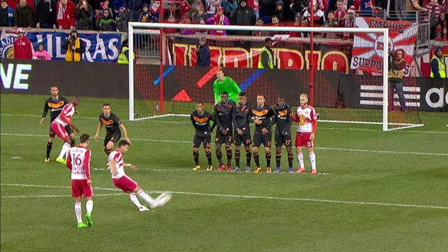 Biểu tượng đá phạt trực tiếp và gián tiếp theo Luật FIFA, giúp phân biệt dễ dàng