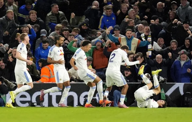 Brenden Aaronson ghi bàn mở tỷ số cho Leeds sau sai lầm của Areola