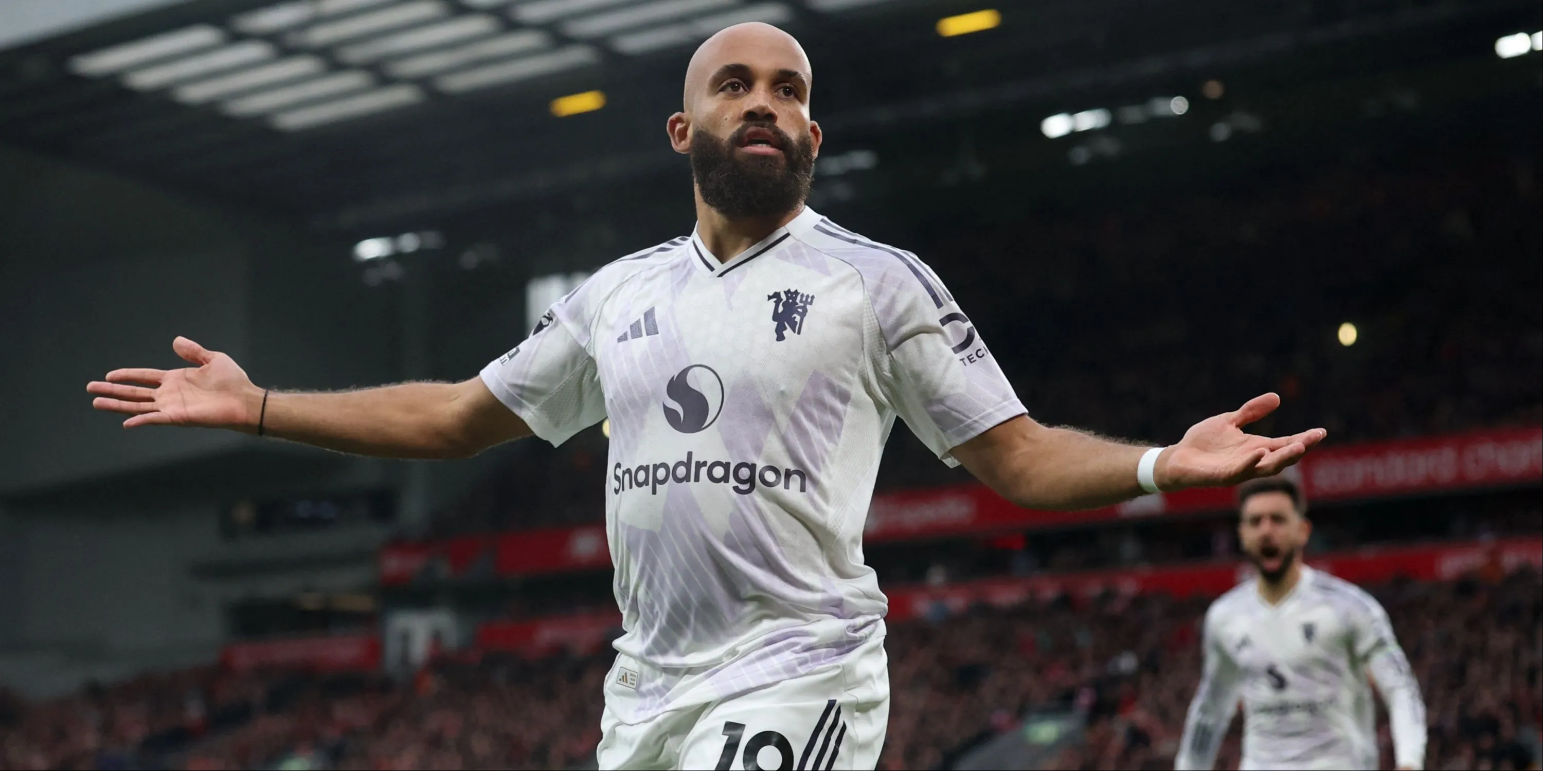 Bryan Mbeumo ăn mừng sau cú sút vào góc cao, biểu tượng chân trái sắc bén của Man United