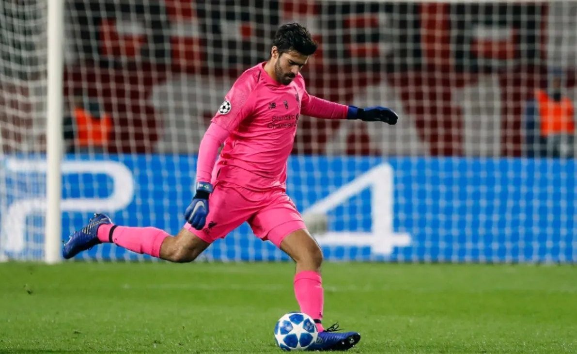 Các thủ môn hoàn toàn có thể ghi bàn trực tiếp từ một pha phát bóng lên nếu bóng đi thẳng vào lưới đối phương.