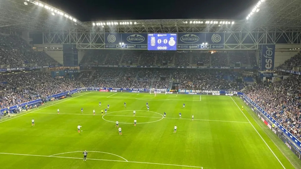 Cầu thủ Espanyol và Real Oviedo biểu tình phản đối La Liga