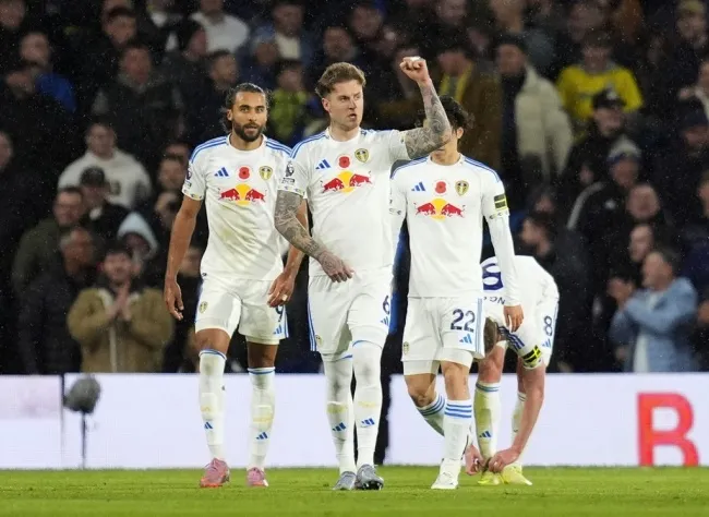 Cầu thủ Leeds ăn mừng chiến thắng 2-1 trước West Ham tại Elland Road