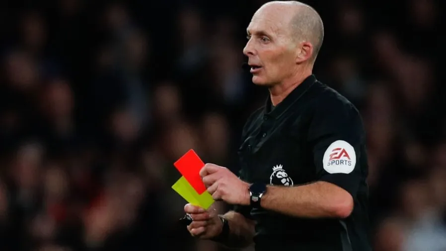 Cầu thủ nhận hai thẻ vàng cùng trận sẽ bị trọng tài rút thêm thẻ đỏ để truất quyền thi đấu